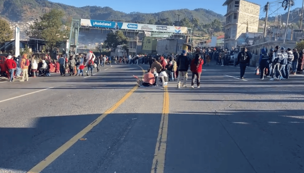 Pobladores bloquean el paso en el km 157 de la ruta Interamericana, en ...