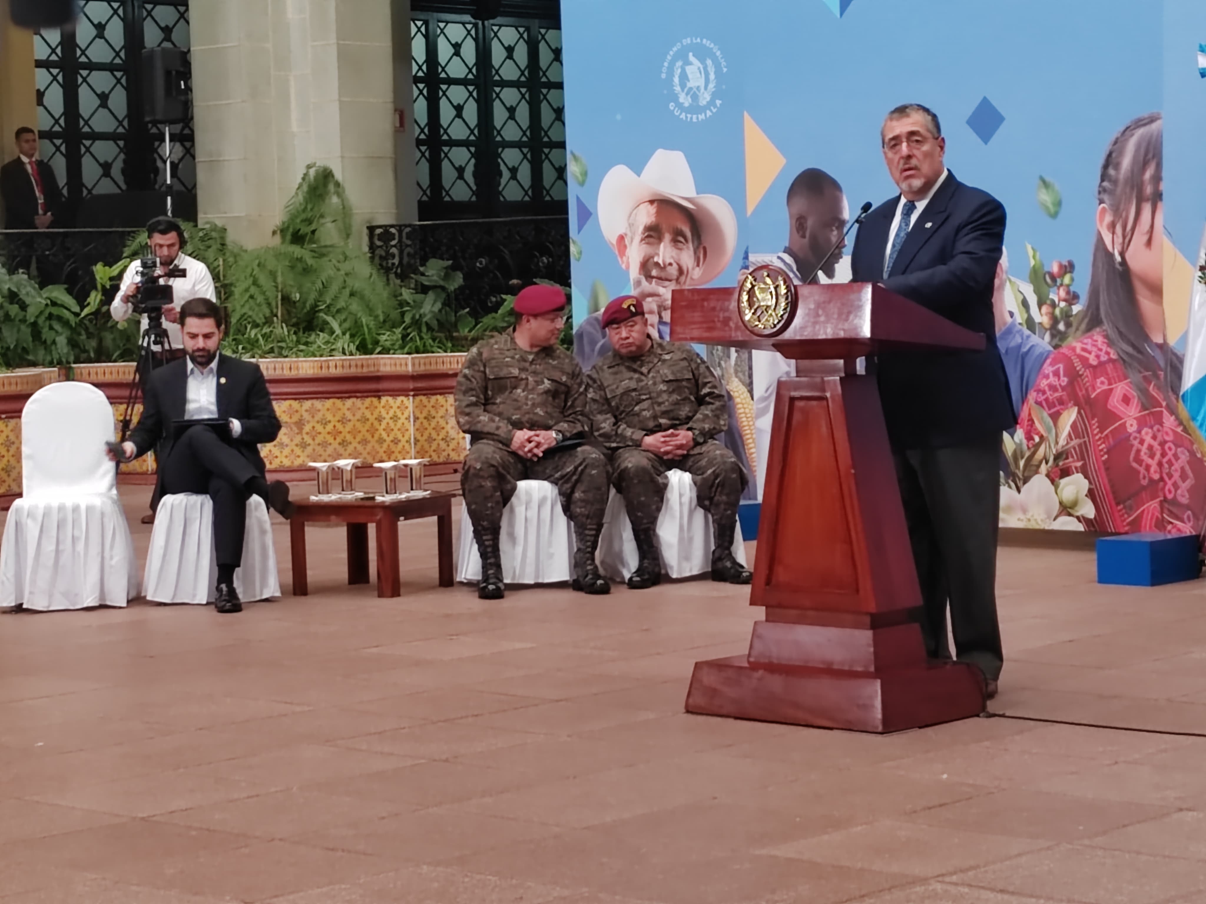Arévalo se pronuncia por elección del papa León XIV y enviará invitación para que visite Guatemala