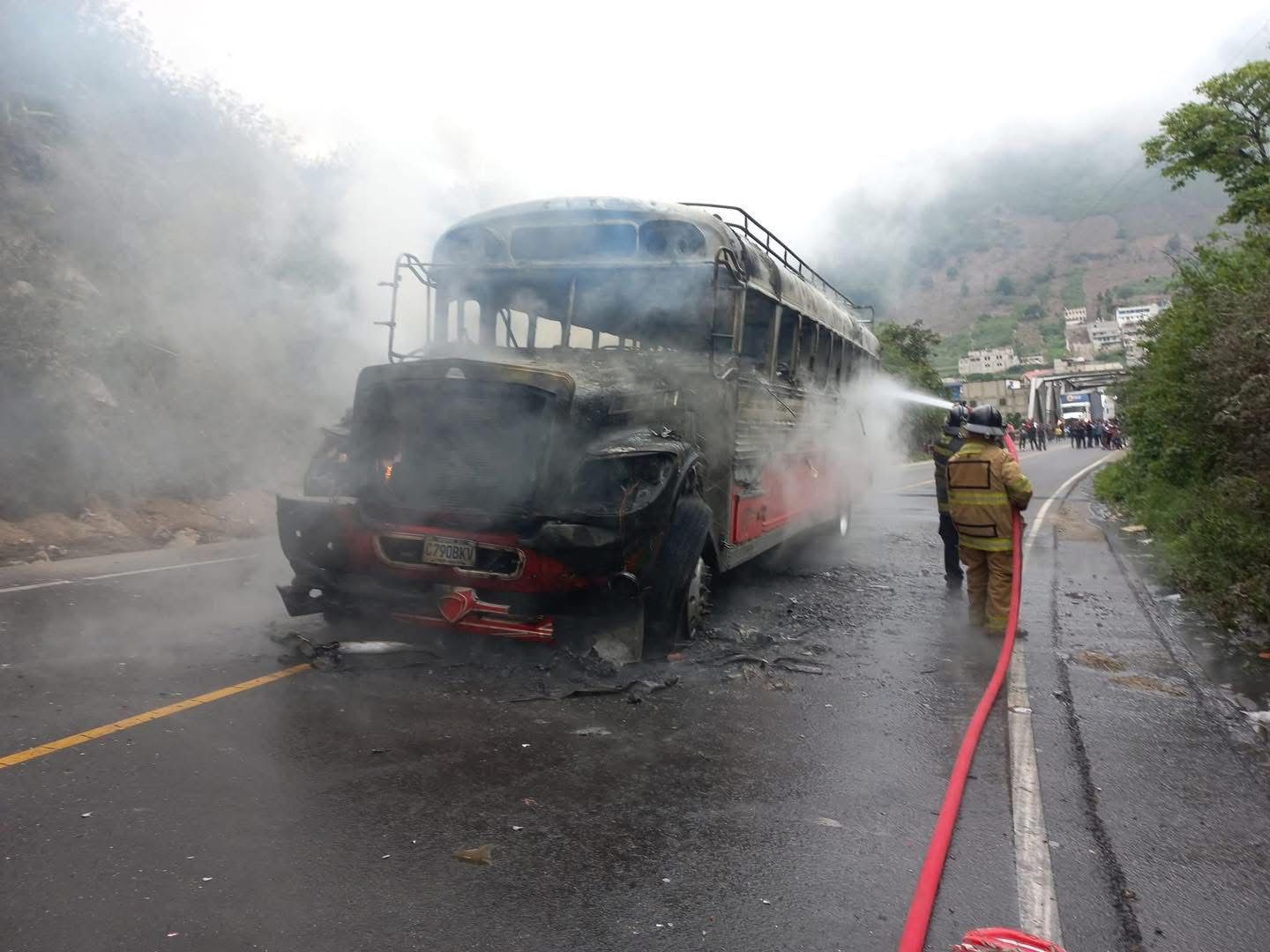 Pobladores queman un bus que habría provocado un accidente de tránsito en Cantel