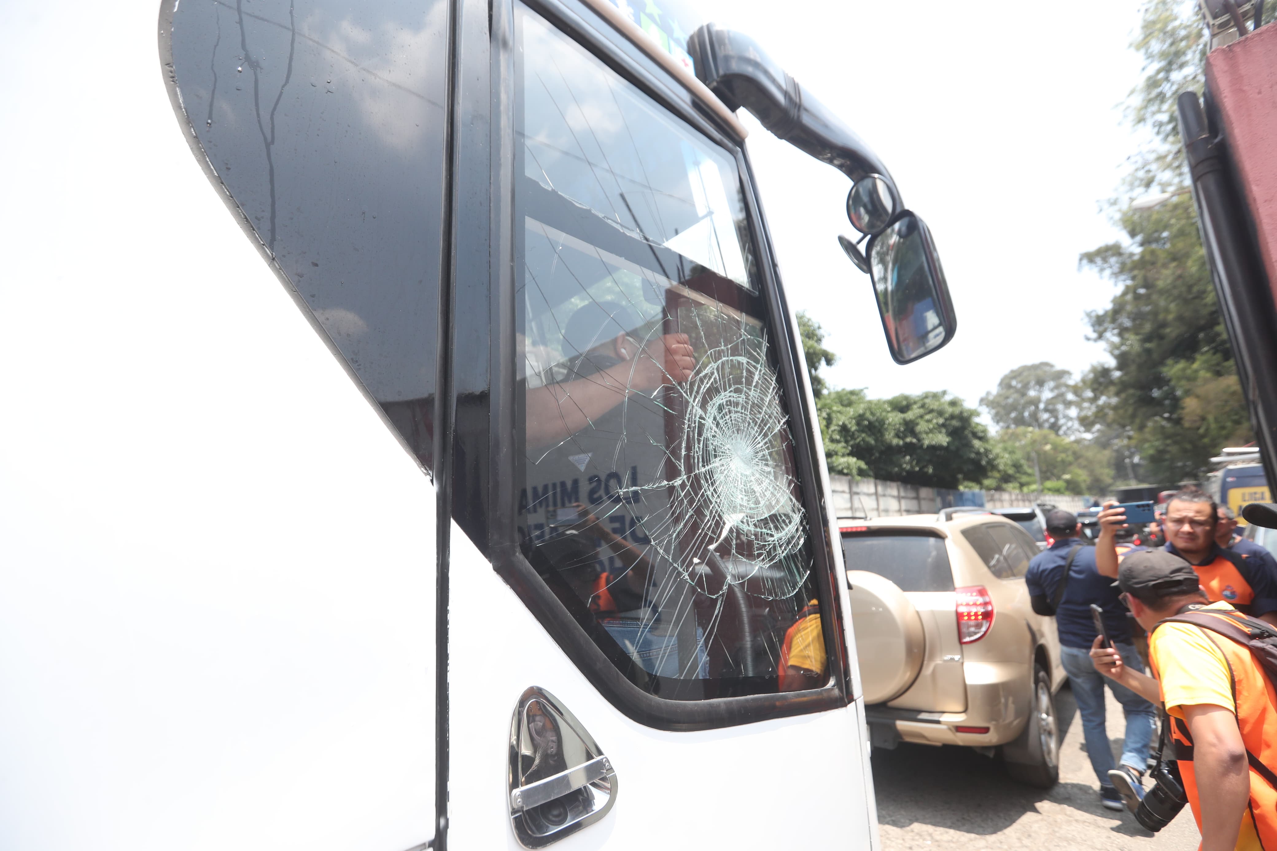 El bus que transporta a los jugadores de Antigua GFC fue atacado por supuestos aficionados de Municipal, a su arribo al estadio Manuel Felipe Carrera. (Foto Prensa Libre: Byron Rivera)'