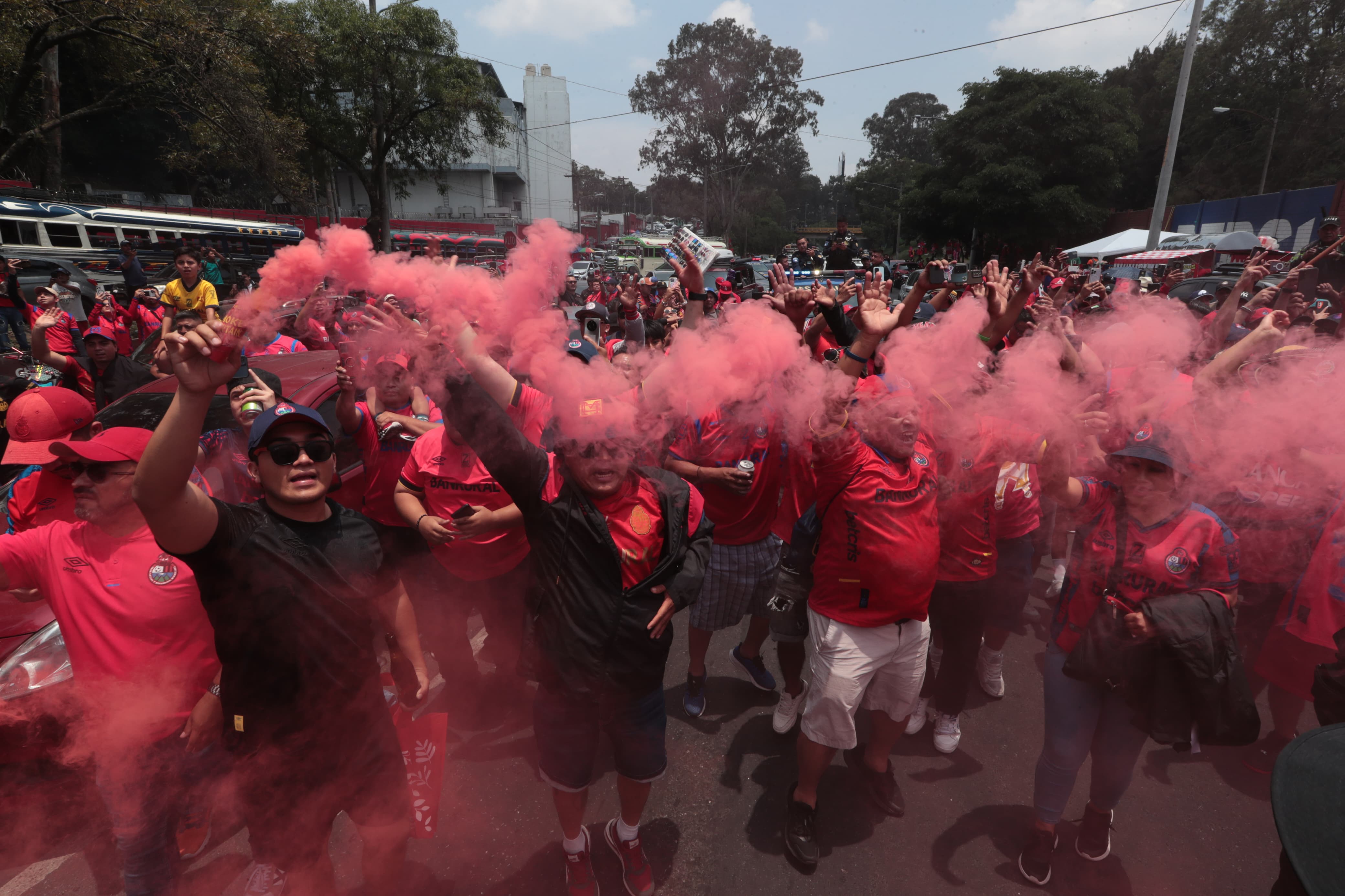 Seguidores de Municipal esperan la llegada del bus que transporta a los jugadores de futbol que participarán en la final del futbol. (Foto Prensa Libre: Esbin García)'