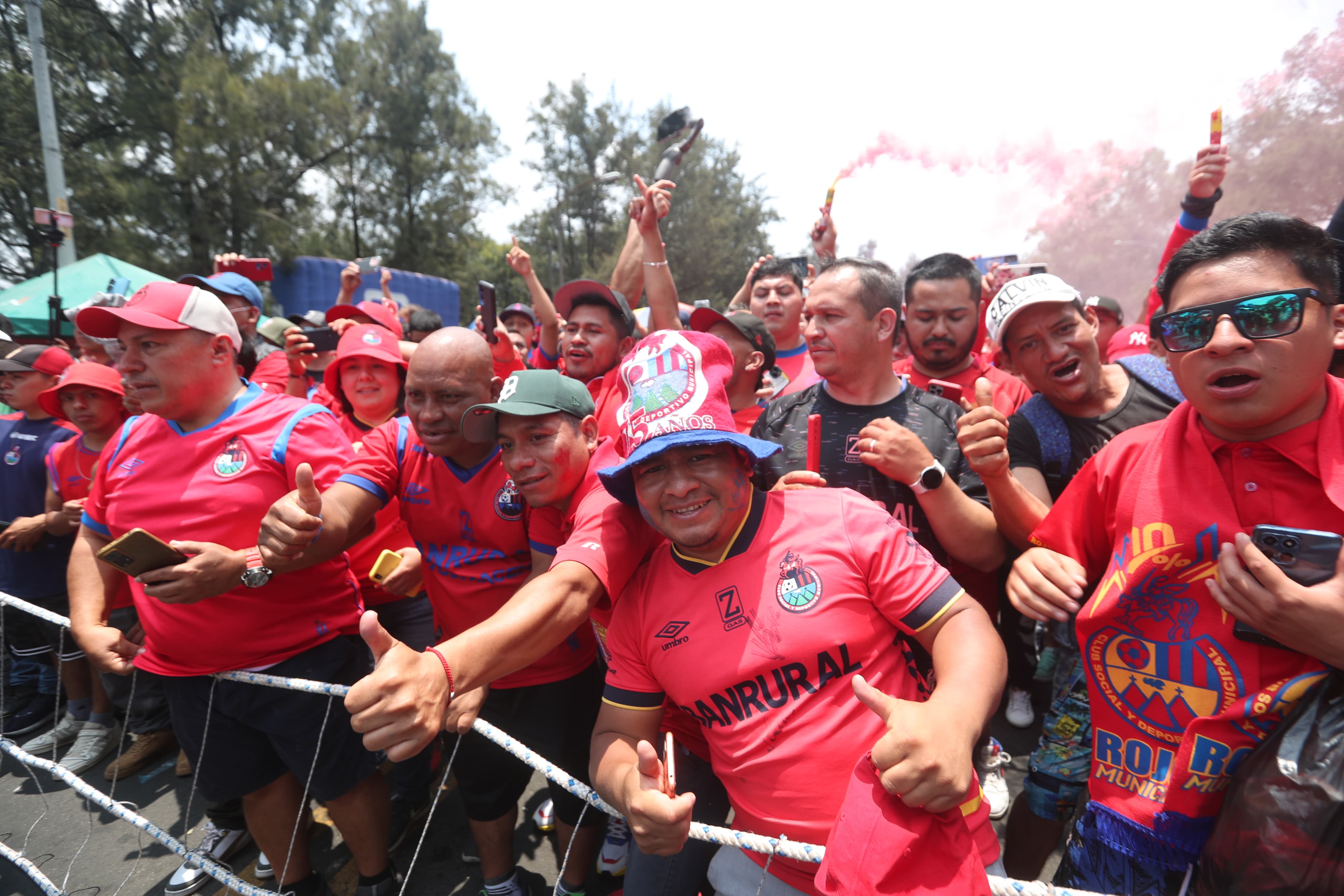 Seguidores de Municipal esperan entrar al estadio para apoyar a su equipo. (Foto Prensa Libre: Byron Rivera)'