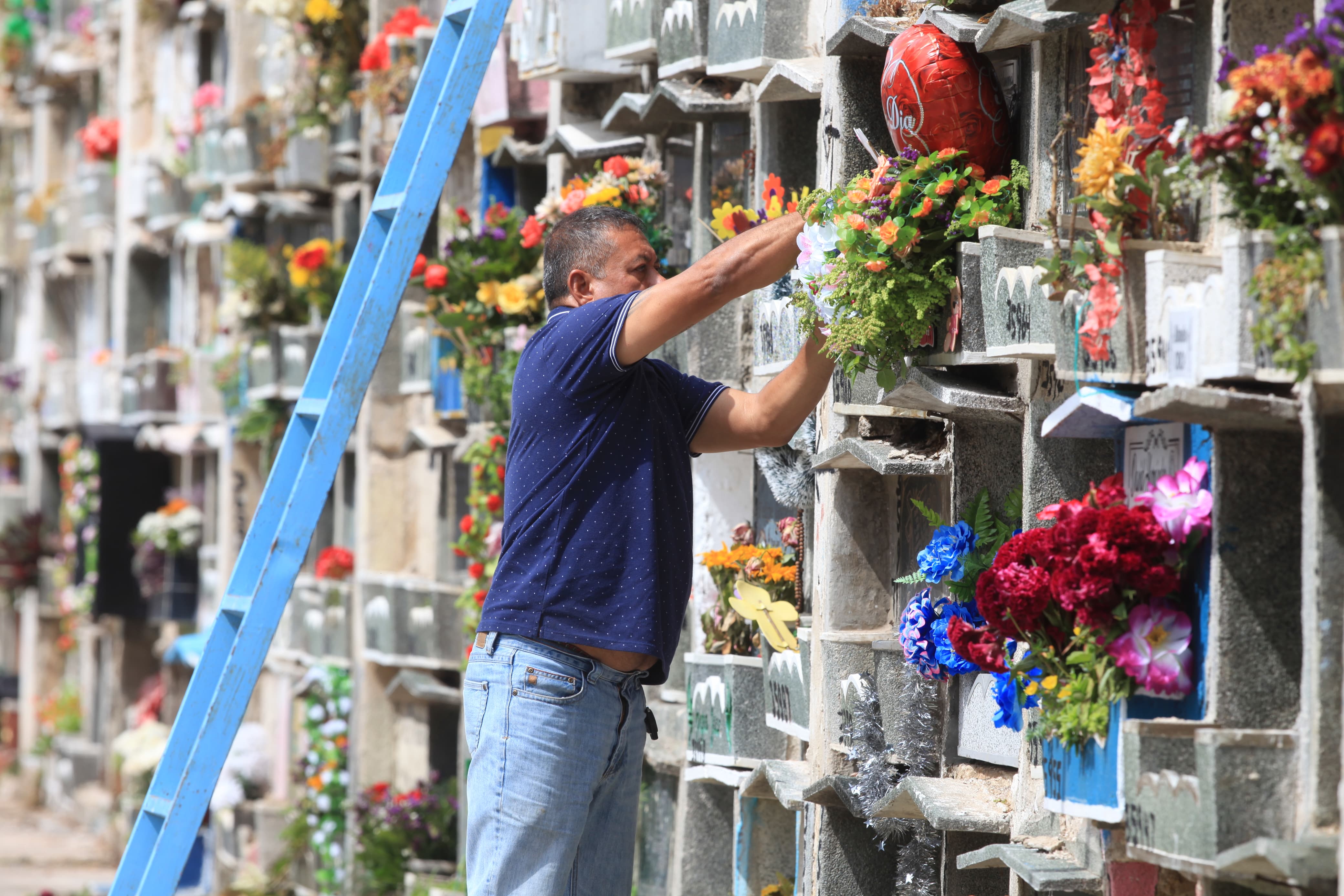 Entre flores y recuerdos: guatemaltecos honran a sus madres en el Cementerio General