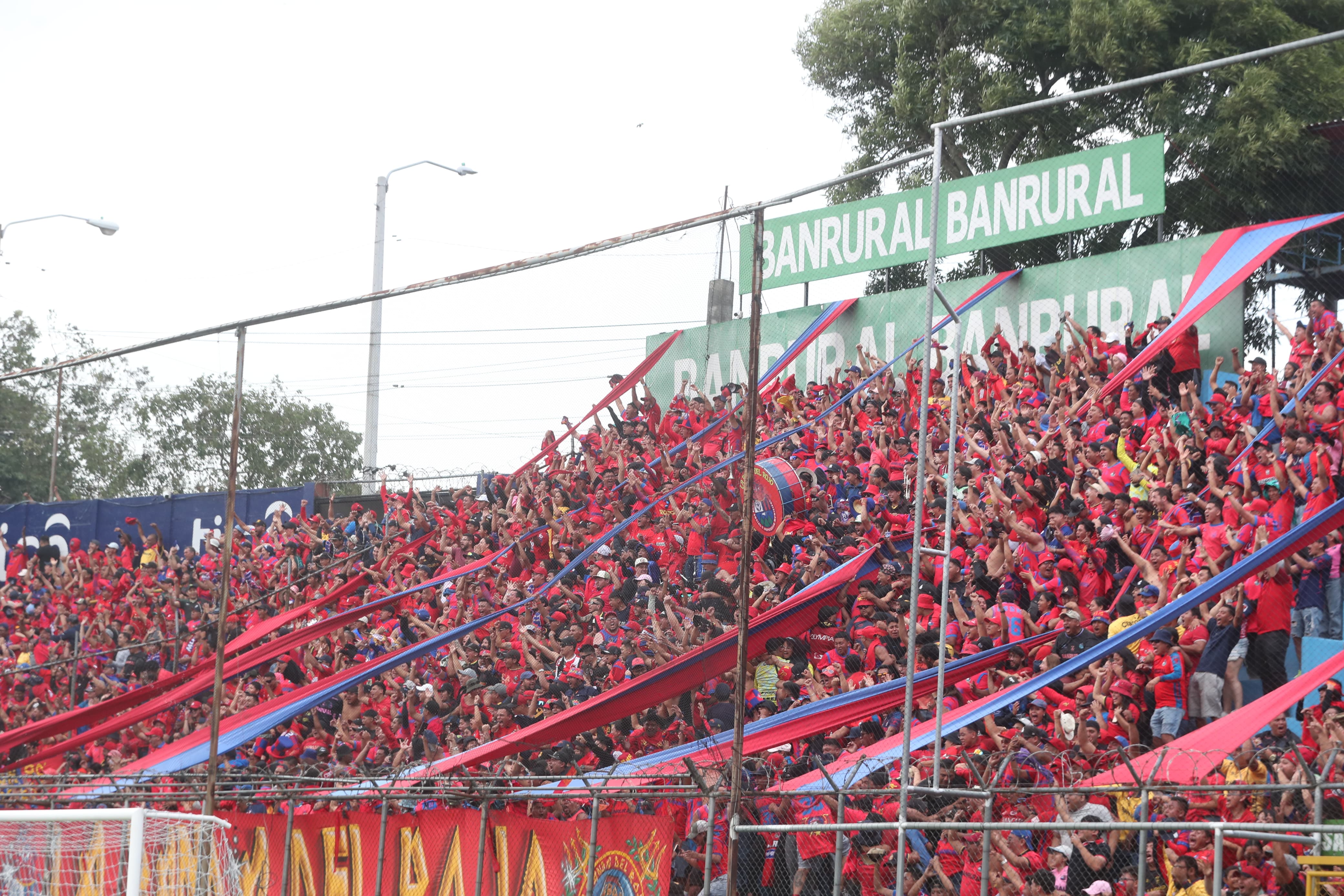 Aficionados de municipal festejan el primer gol de su equipo frente a Antigua GFC. (Foto Prensa Libre: Byron Rivera).'