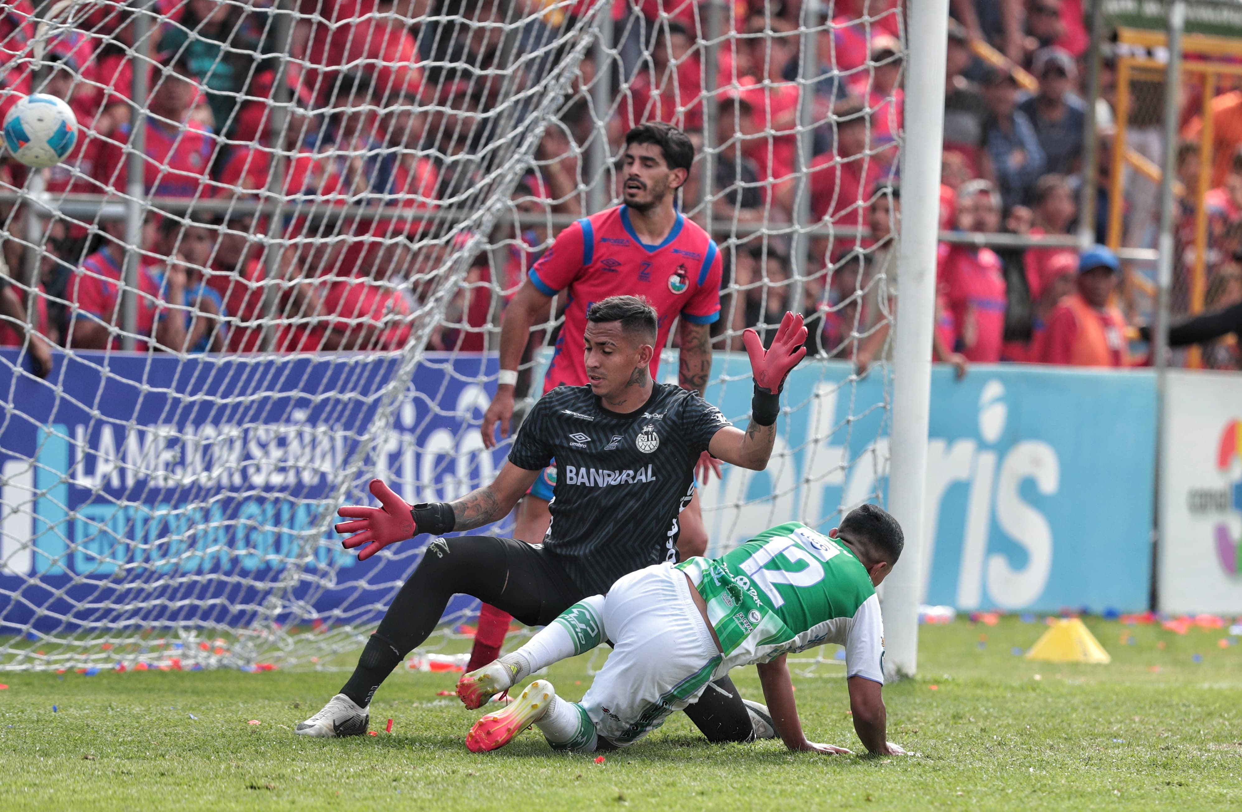 José Ardón anota el primer gol de Antigua GFC frente al portero de Municipal, Kenderson Navarro. (Foto Prensa Libre: Esbin García)'
