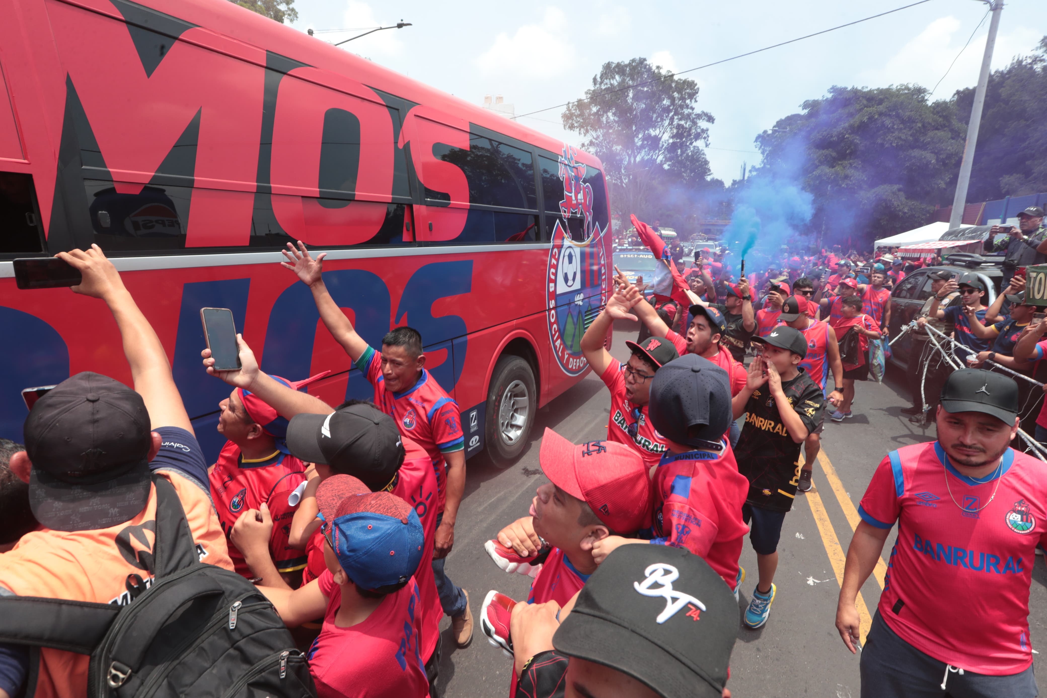 Los jugadores del club Municipal, que disputarán contra Antigua GFC, llegan al estadio Manuel Felipe Carrera (Foto Prensa Libre: Esbin García)'