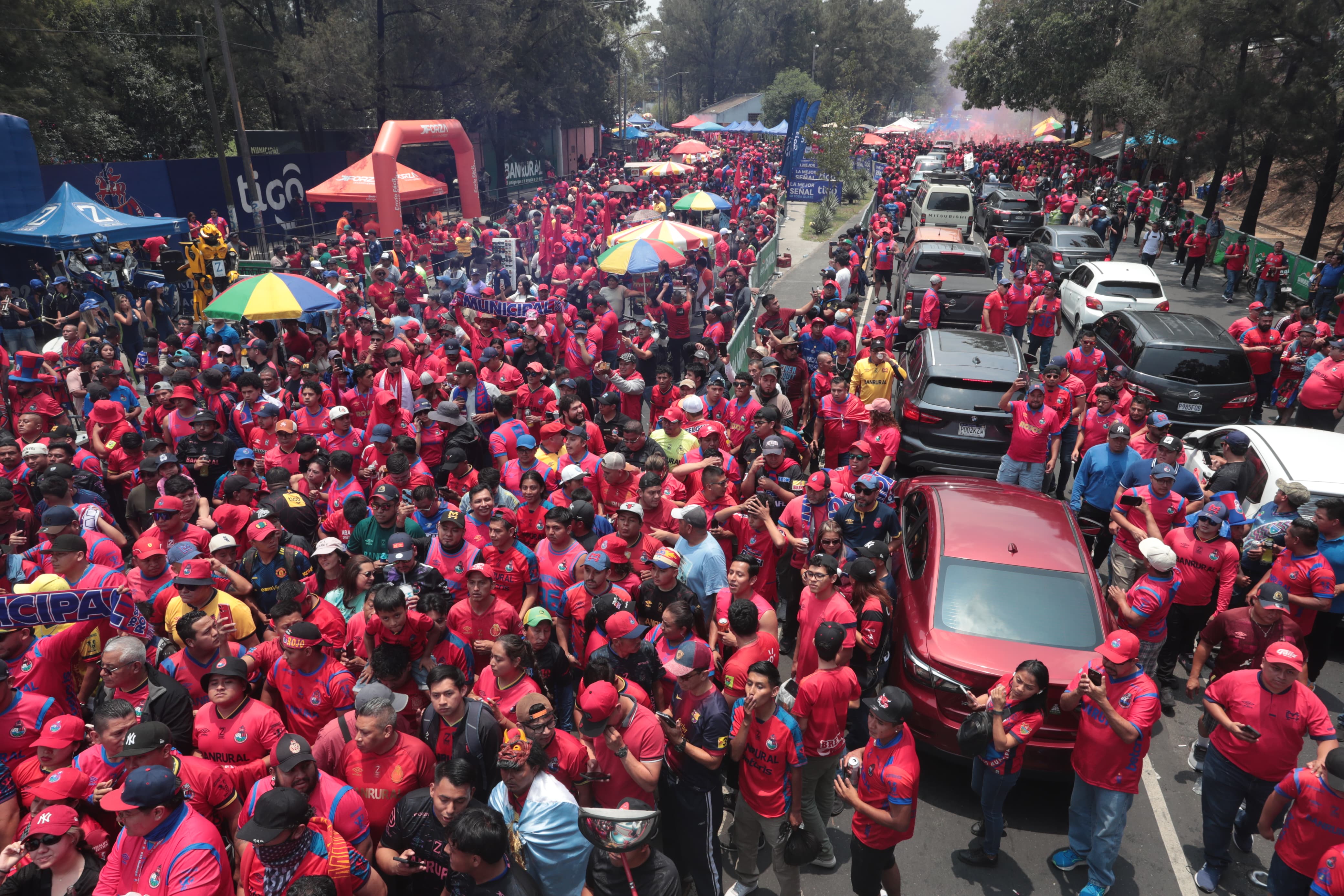 Las calles aledañas al estadio Manuel Felipe Carrera, lucen abarrotadas por los aficionados de Municipal, equipo que jugará de local en la final del torneo Clausura 2025. (Foto Prensa Libre: Esbin García)'