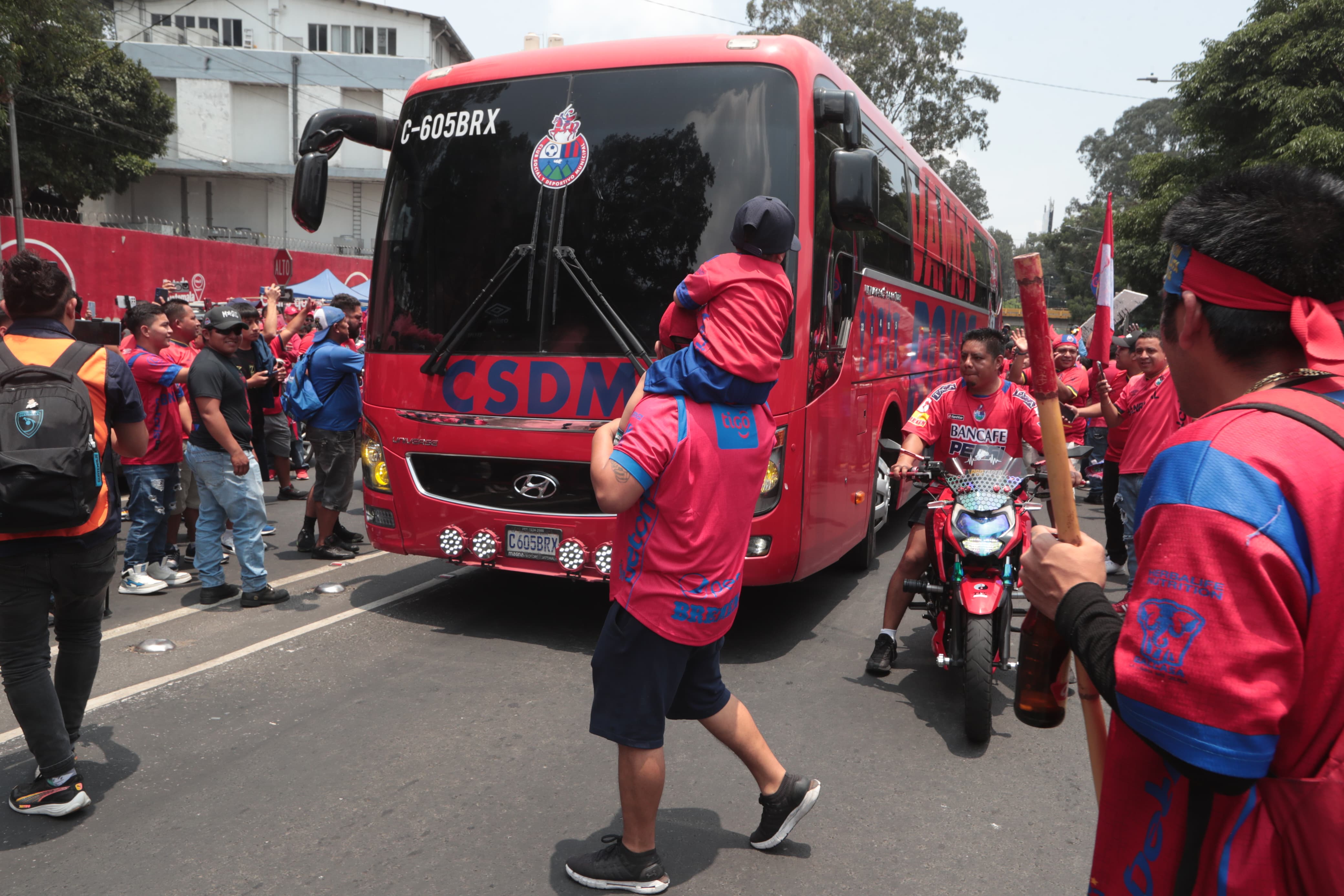 Hinchas de Municipal acompañan al bus que transporta a los jugadores del club Municipal, quienes disputarán contra Antigua GFC, el partido de la final del futbol guatemalteco (Foto Prensa Libre: Esbin García).'