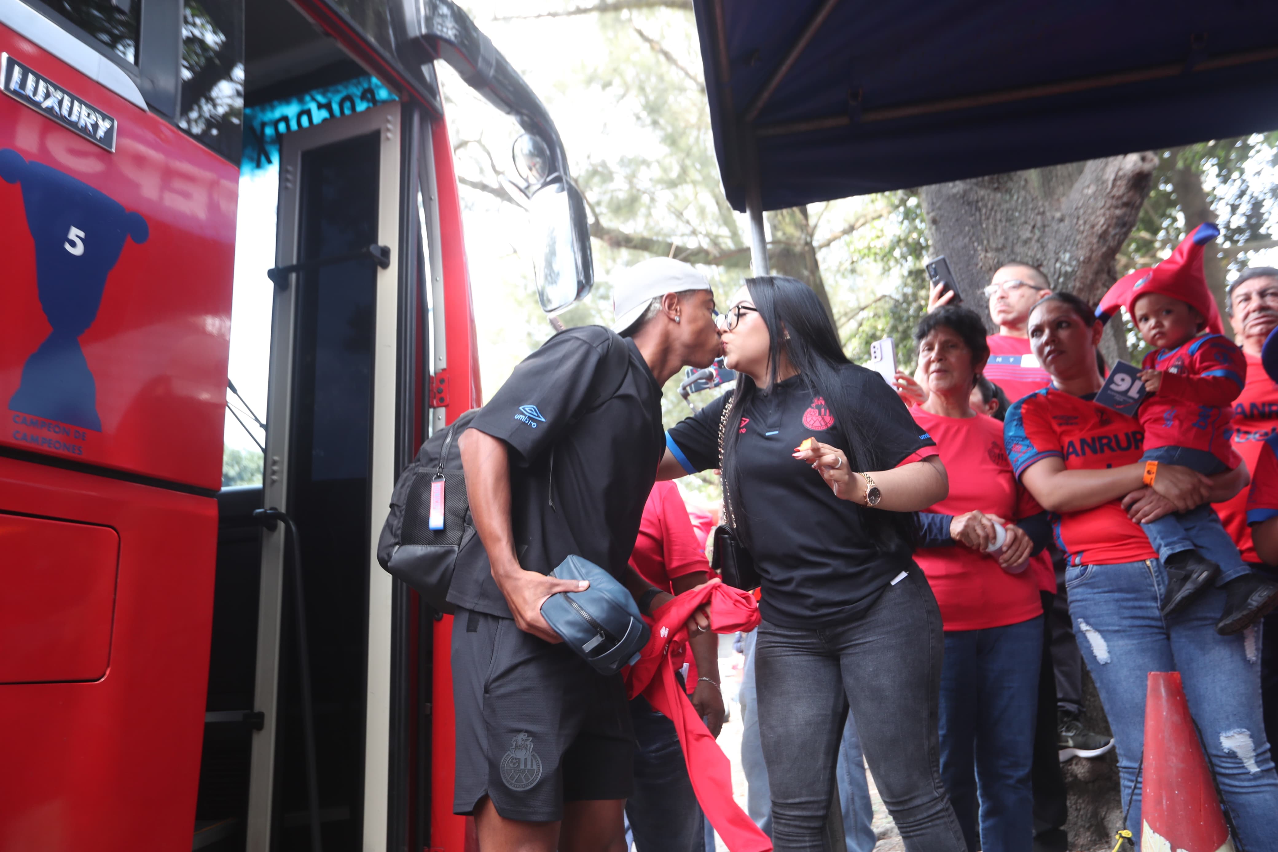 Familiares y amigos saludan a los jugadores de Municipal, quienes jugarán de locales en la final del futbol nacional. (Foto Prensa Libre: Byron Rivera)'