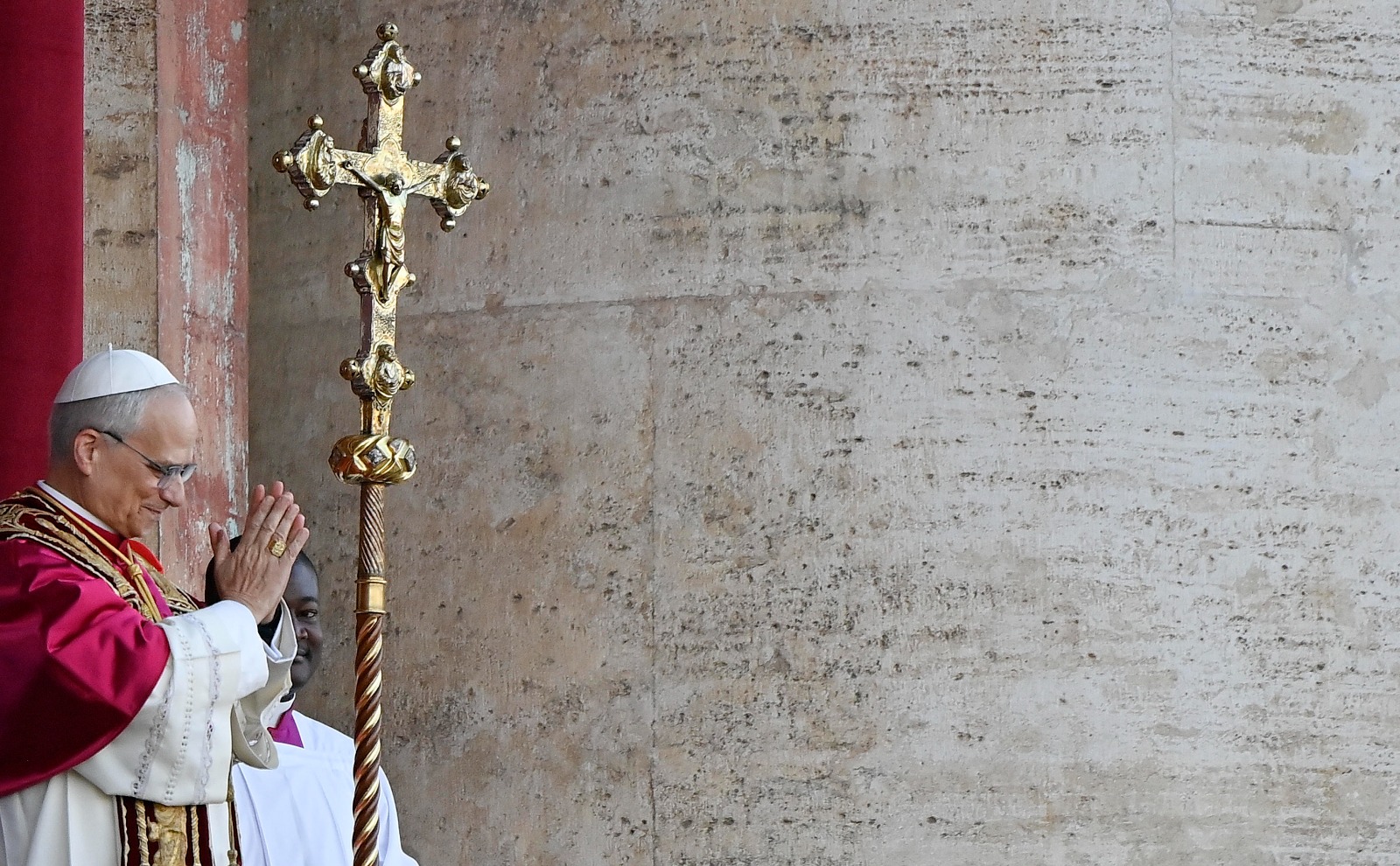 León XIV rompe tradición: saluda al mundo en español en su primer mensaje desde el Vaticano