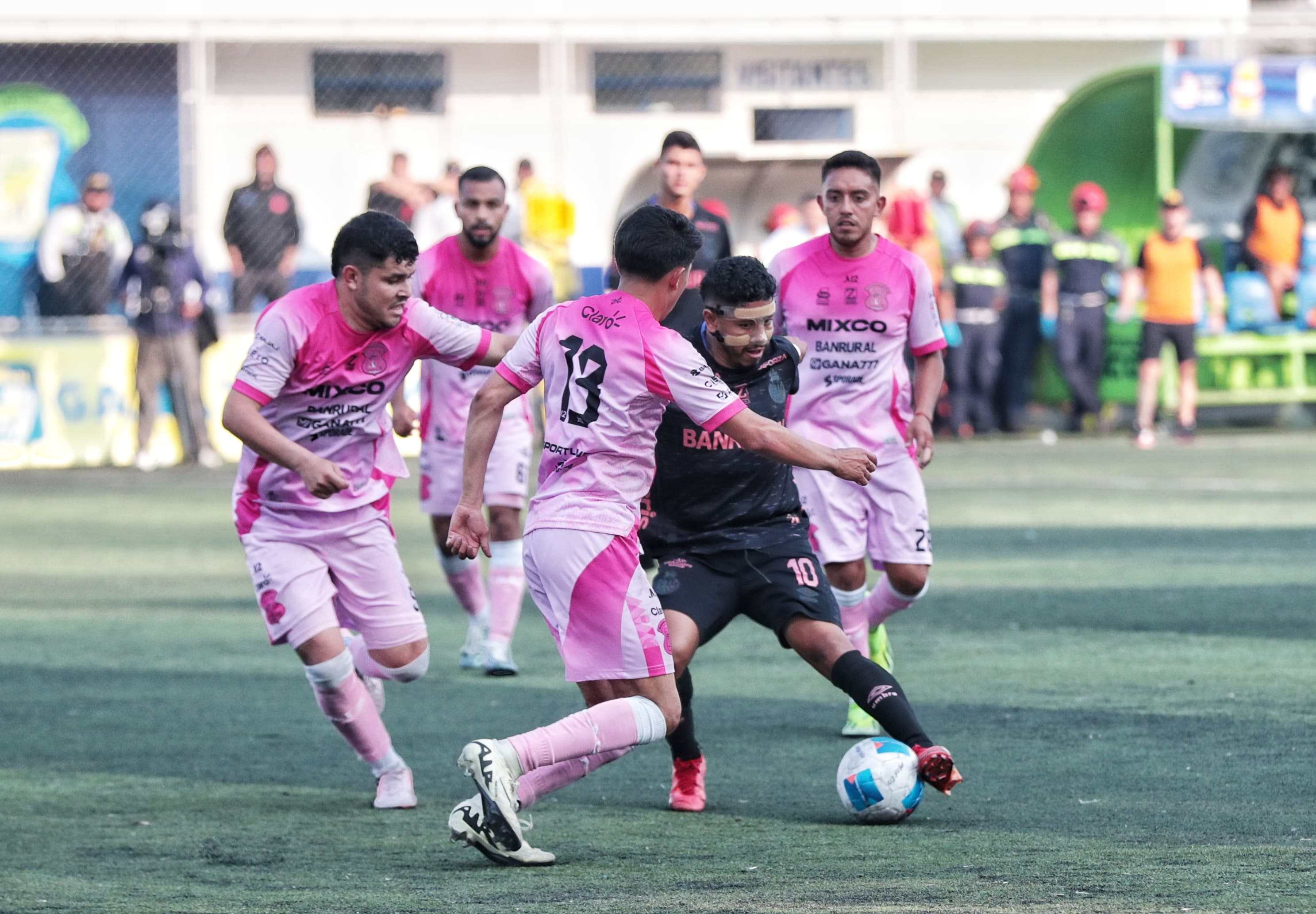 Pedro Altán de Municipal faces the Mixco players brand.