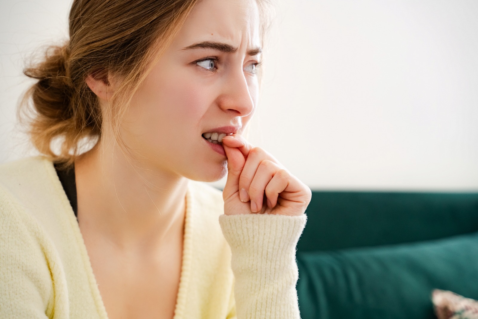 Morderse las uñas: qué revela este hábito sobre ti y cómo superarlo