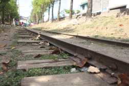 VIA FERREA Actualidad varias reas de la va frrea se encuentran ocupados por personas quienes lo utilizan para poder vender sus productos, foto tomada en cecinas del mercado la terminal de la zona 4 (atanaci Tzul) de la ciudad capital.

Foto Prensa Libre: Carlo Ochoa 24052025