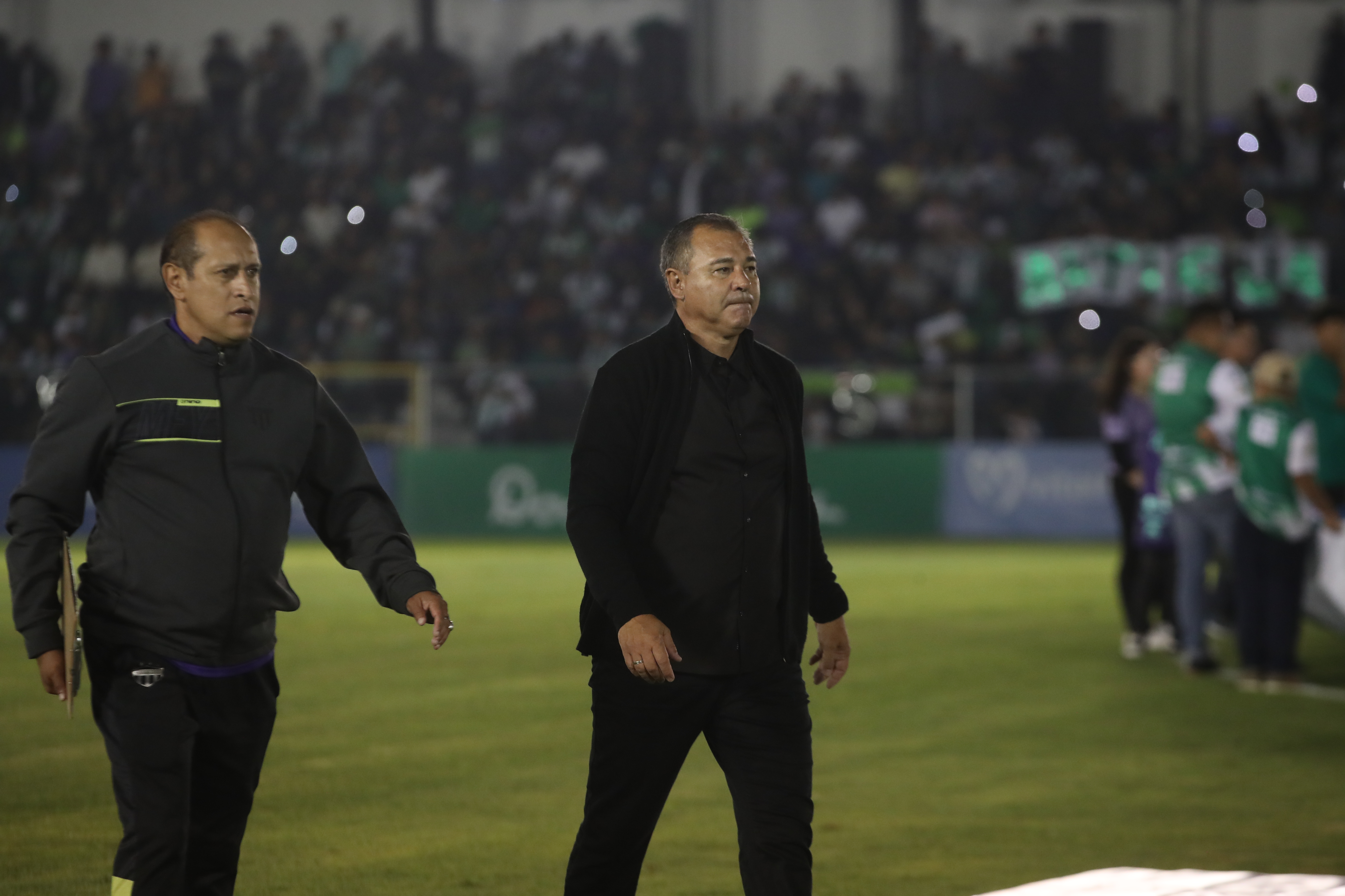Mauricio Tapia, entrenador de  Antigua GFC quien se enfrento a  Municipal y empatan sin goles en la final de ida en el Pensativo y el campen del futbol guatemalteco se conocer el domingo 18 de mayo en el estadio Felipe Calderon en la zona 3 

Prensa Libre: Erick Avila 20/05/2025