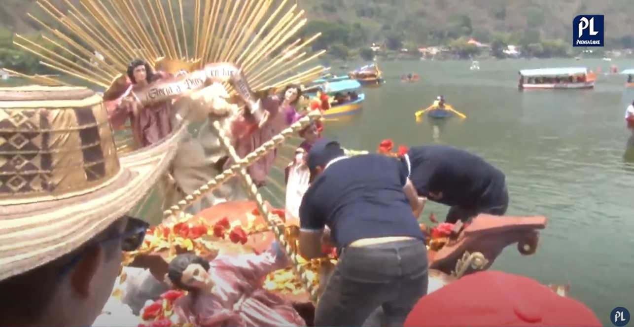 Catholics participate in the aquatic procession of the child God of Amatitlán. (Free press photo: screen capture)