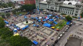 Integrantes del Sindicato de Trabajadoras y Trabajadores de la Educación de Guatemala (STEG) permanecen en la Plaza de la Constitución, zona 1, donde han colocado carpas para pernoctar.
Las manifestantes han colocado nailon en el suelo para pernoctar y pancartas en las que indican de qué departamento proceden.

Foto: BYRON RIVERA 
26/05/2025