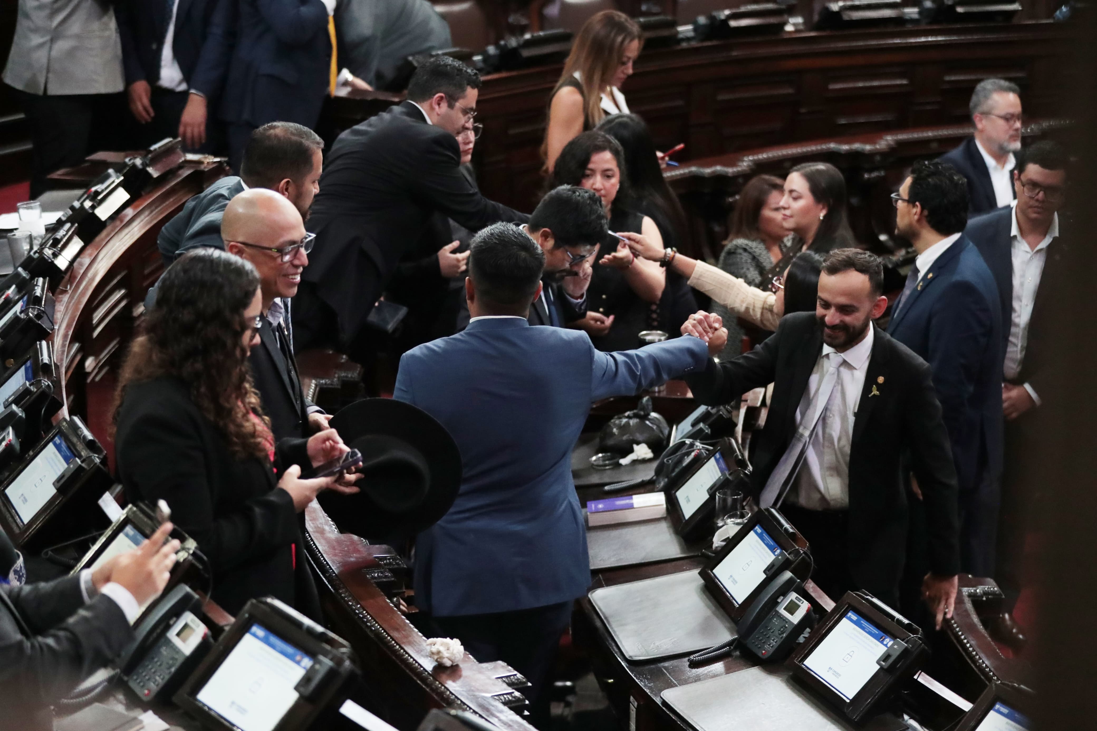 Fuerzas se dividen en el Congreso y oposición no logra imponer su agenda