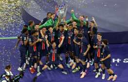 Munich (Germany), 31/05/2025.- PSG captain Marquinhos lifts the trophy after the team won the UEFA Champions League final between Paris Saint-Germain and Internazionale Milano in Munich, Germany 31 May 2025. PSG won 5-0. (Liga de Campeones, Alemania) EFE/EPA/FRIEDEMANN VOGEL