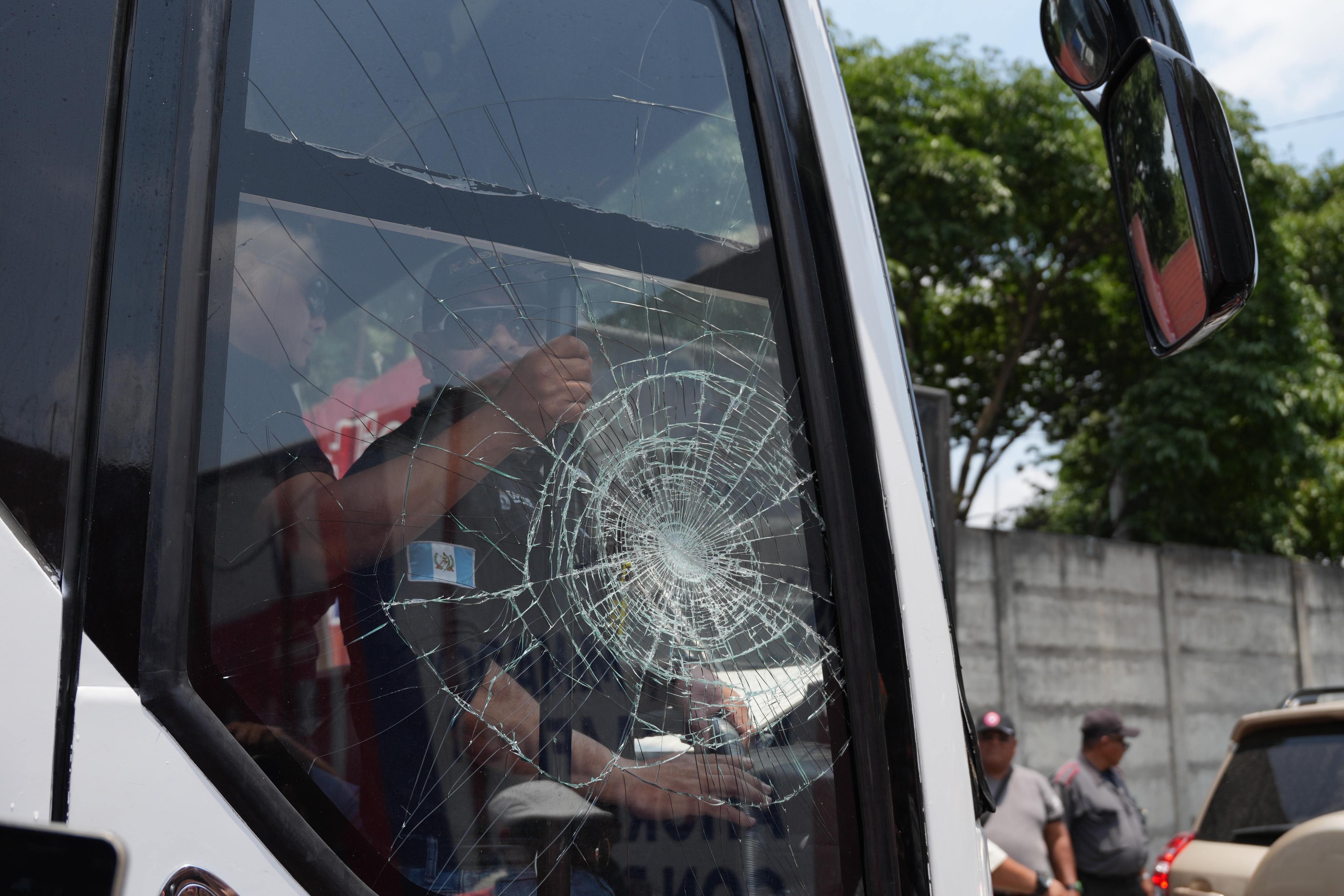 VIDEO | Tensión en la final: aficionados al bus de Antigua GFC en su llegada al estadio El Trébol