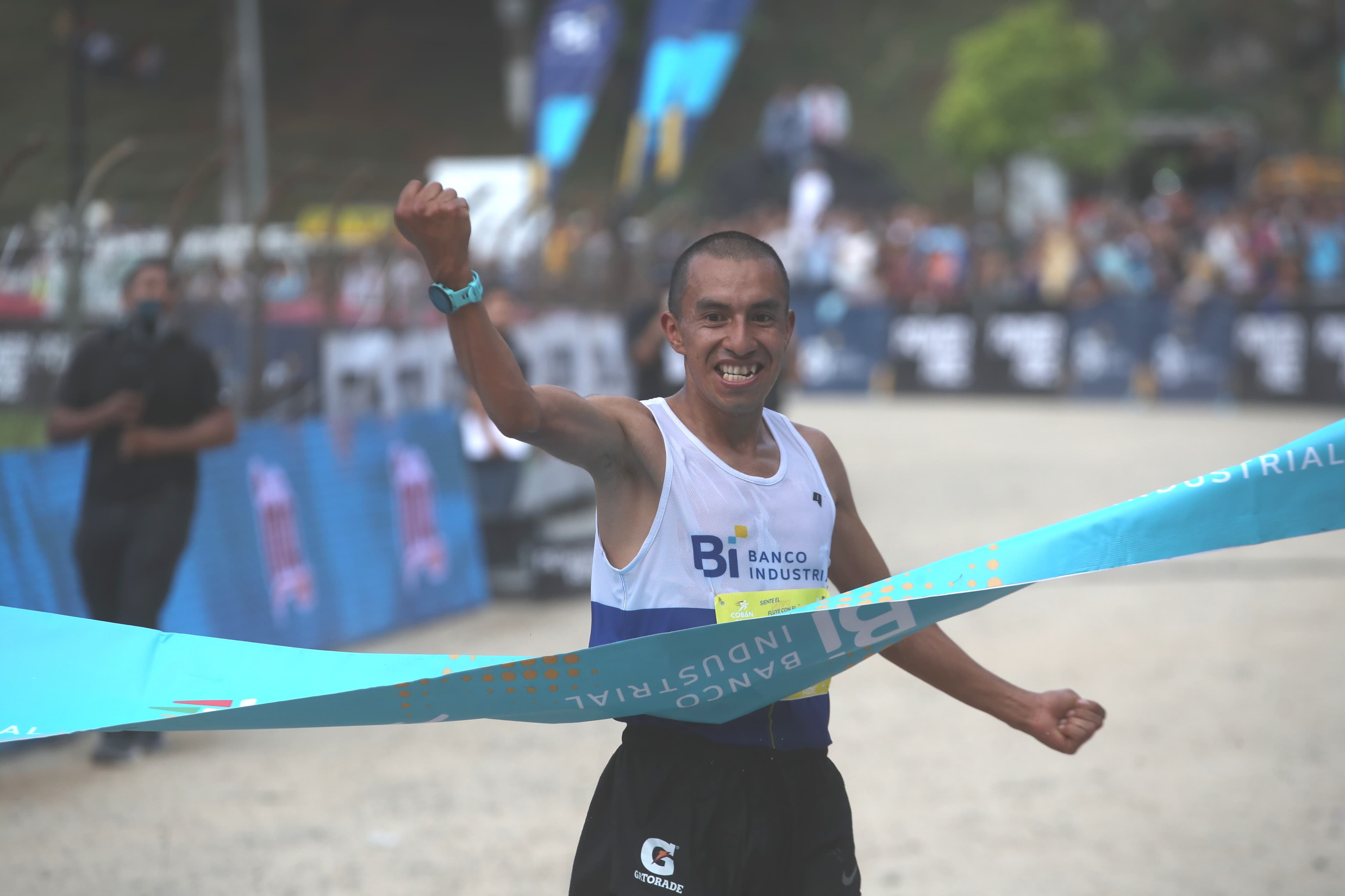 El guatemalteco Alberto González hace historia y conquista el Media Maratón de Cobán por segunda ocasión