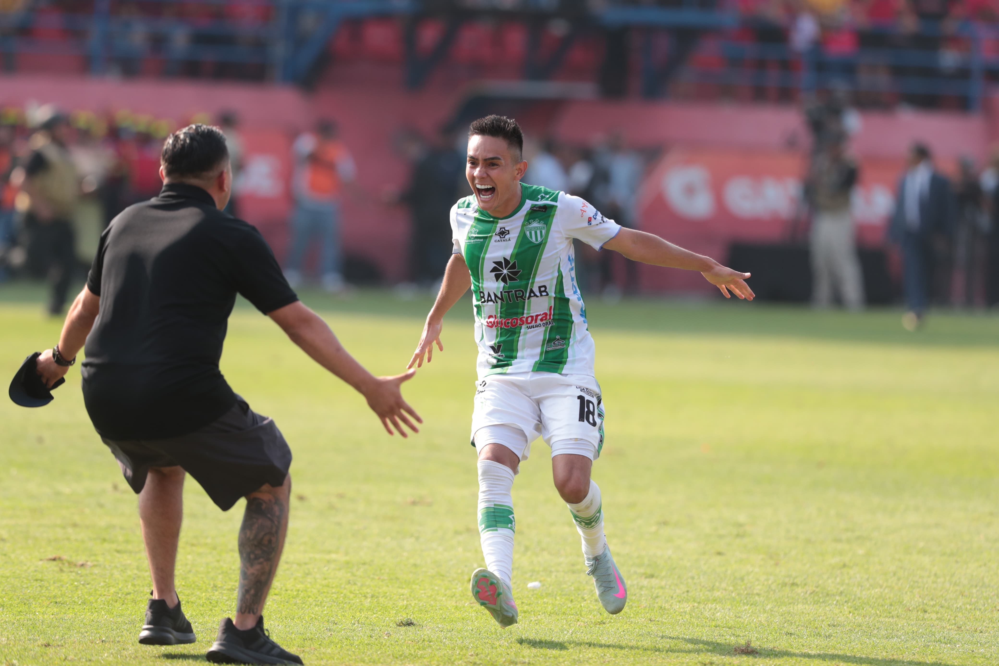 Óscar Santis festeja el quinto título de campeón nacional de Antigua GFC. (Foto Prensa Libre: Esbin García)'