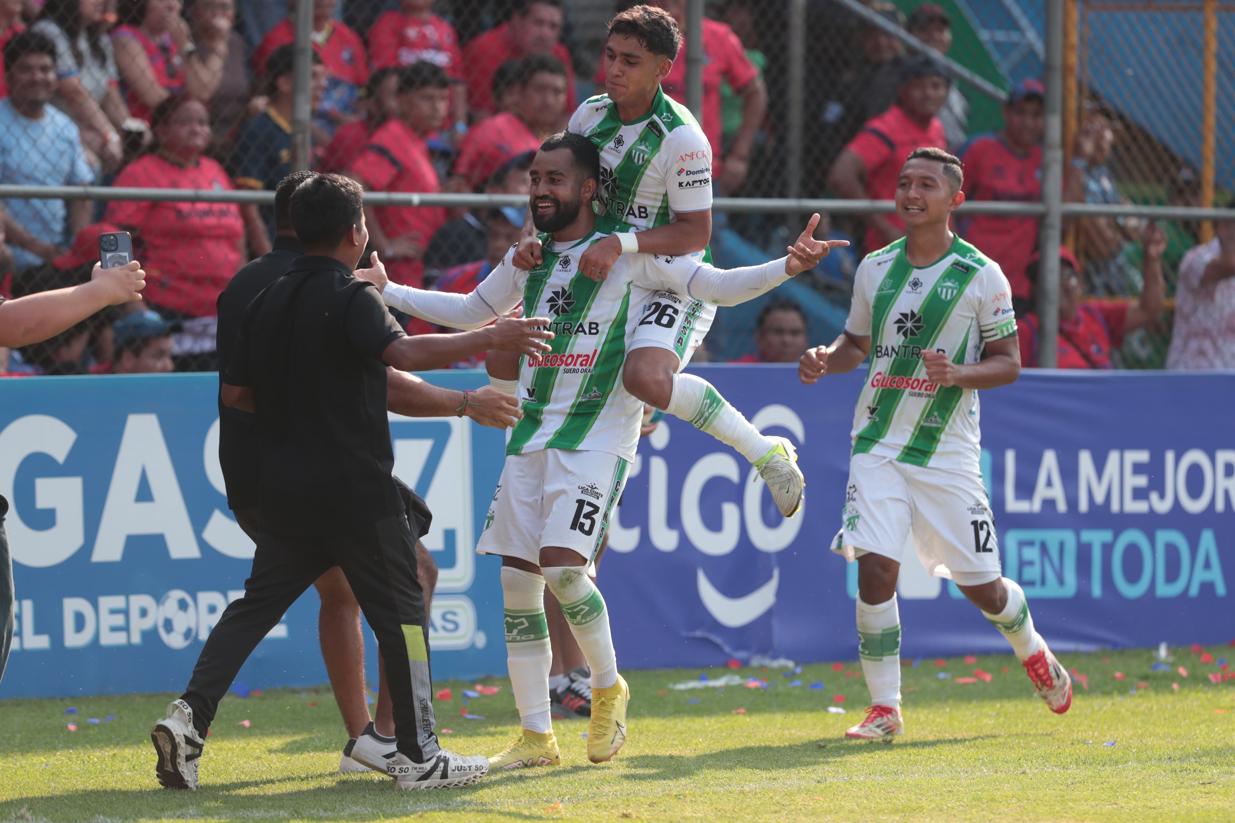 Dewinder Bradley festeja luego de anotar el segundo gol de Antigua GFC, en el minuto 95 frente a Municipal. (Foto Prensa Libre: Esbin García).'