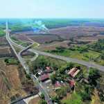 Fotografía del paso a desnivel en el km 112 en Cocales el cual se encuentra inconcluso.
Varios kilómetros de la carretera CA-2 Occidente desde el km 113 en Cocales hacia el km 150 se encuentran en mal estado, baches, puentes inconclusos, pistas sin terminar y falta de mantenimiento son un problema para los usuarios que diariamente recorren las carreteras.
caso Odebrecht tomadas con don
FOTO: Álvaro Interiano. 27/02/2018