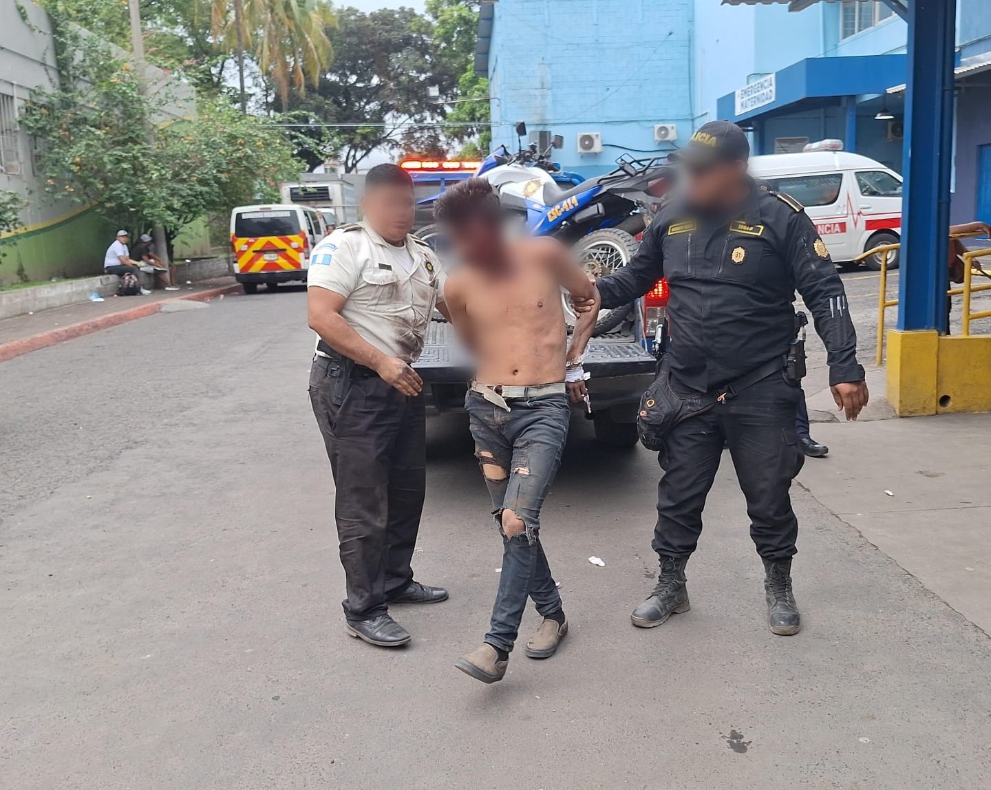 Vecinos prenden fuego a dos supuestos sicarios que habrían matado a un joven tras robarle su moto