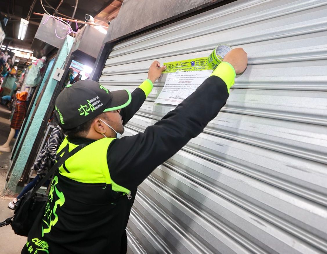 Autoridades municipales de la Ciudad de Guatemala, efectúan el cierre de comercios donde se comercializaba especies silvestres. (Foto Prensa Libre: Municipalidad de Guatemala)