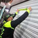 Autoridades municipales de la Ciudad de Guatemala, efectúan el cierre de comercios donde se comercializaba especies silvestres. (Foto Prensa Libre: Municipalidad de Guatemala)