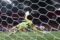 ATLANTA, GEORGIA - JUNE 19: (EDITOR'S NOTE: Image was captured using a remote camera from behind the goal.) Samu Aghehowa #9 of FC Porto scores his team's first goal from the penalty spot past Oscar Ustari #19 of Inter Miami CF during the FIFA Club World Cup 2025 group A match between Internacional CF Miami and FC Porto at Mercedes-Benz Stadium on June 19, 2025 in Atlanta, Georgia.   Alex Grimm/Getty Images/AFP (Photo by ALEX GRIMM / GETTY IMAGES NORTH AMERICA / Getty Images via AFP)