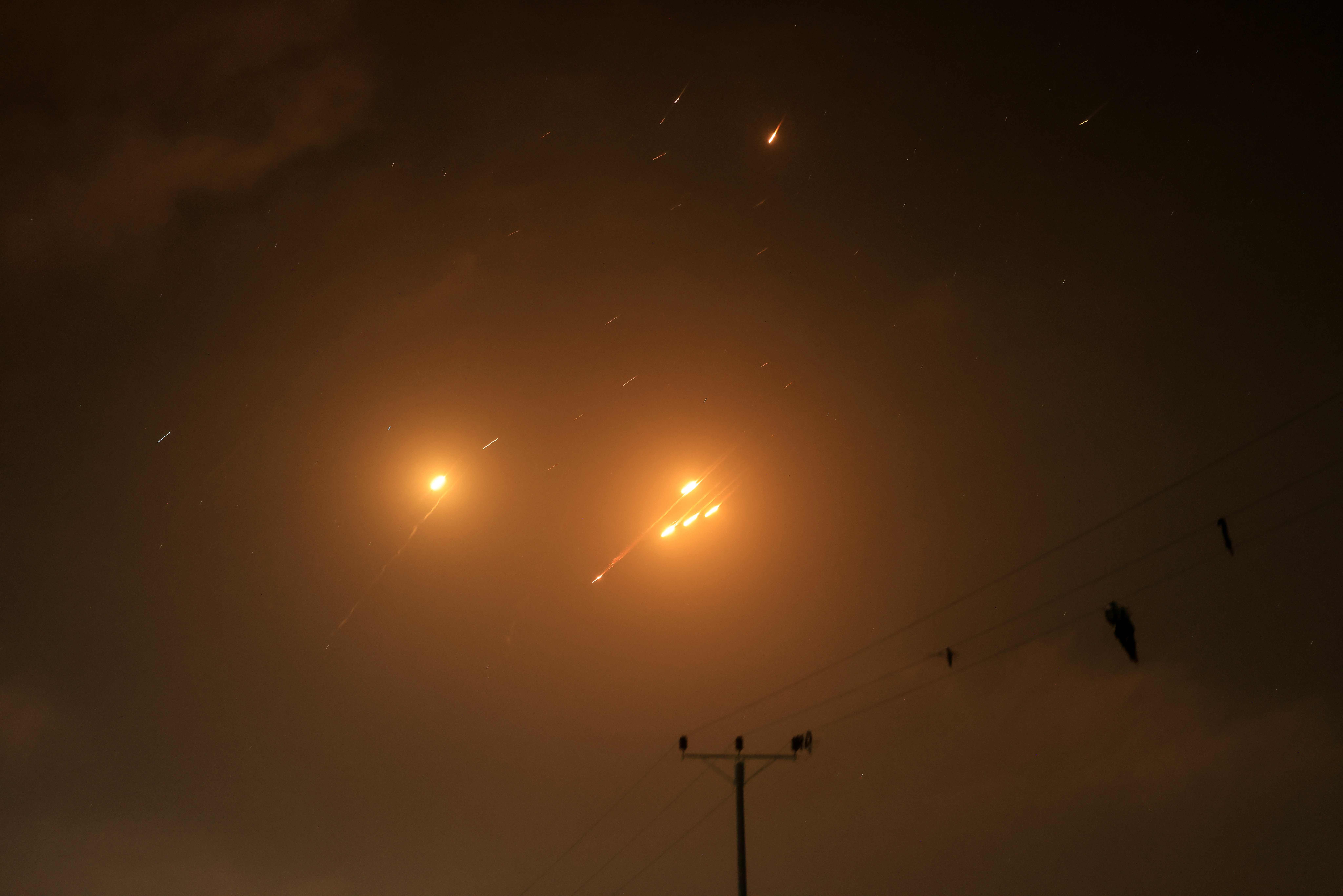 En Irán las alarmas antiaéreas sonaron, mientras el cielo se ilumino por el paso de misiles balísticos dirigidos contra objetivos militares. (Foto Prensa Libre: AFP)