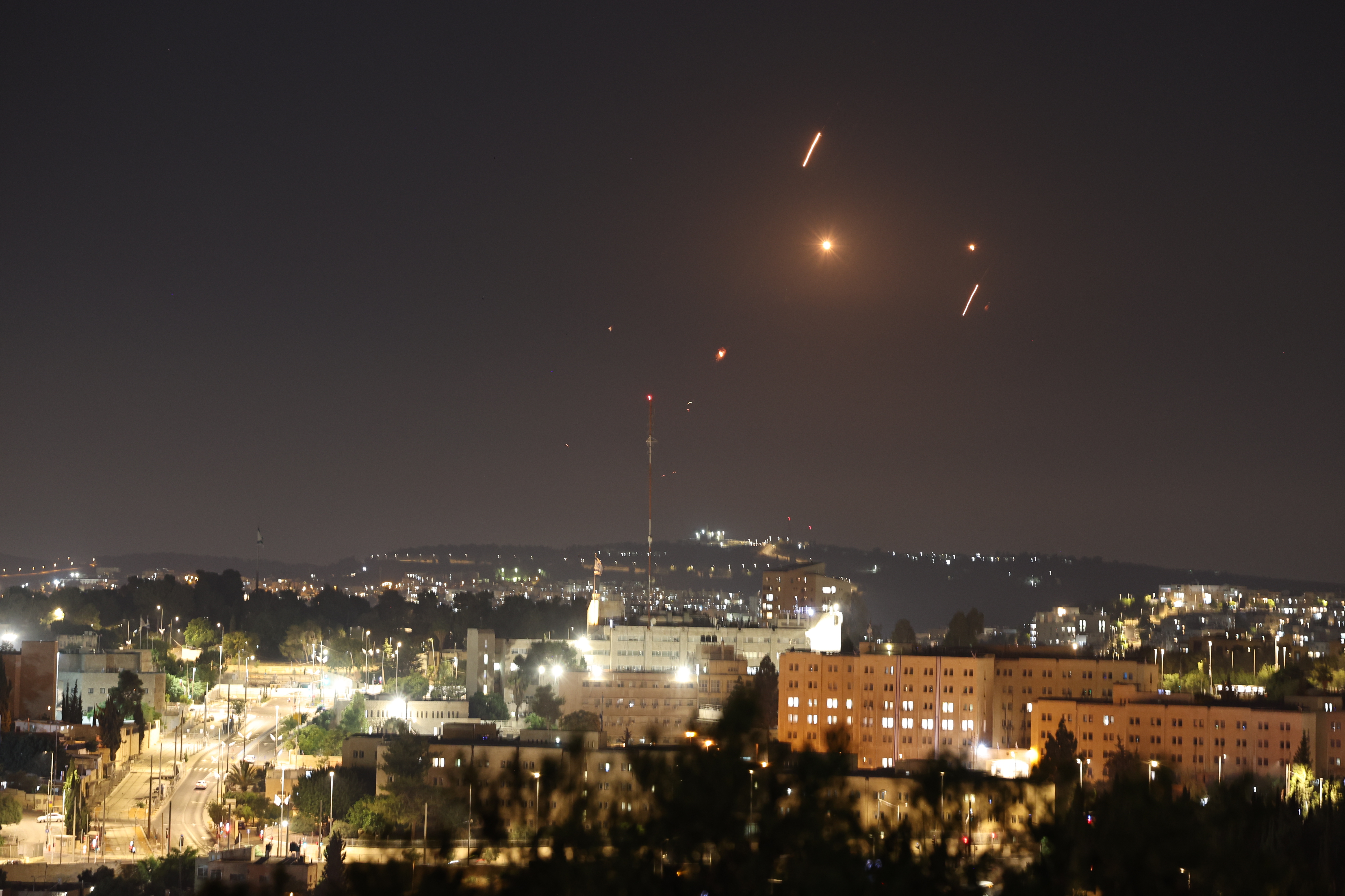 Las alarmas antiaéreas se encendieron en Israel, una oleada de misiles balísticos disparados por Irán impactan varios edificios. Sin embargo el ejercito de Israel ha desplegado sistemas de defensa aéreo para interceptar el ataque. (Foto Prensa Libre: EF)