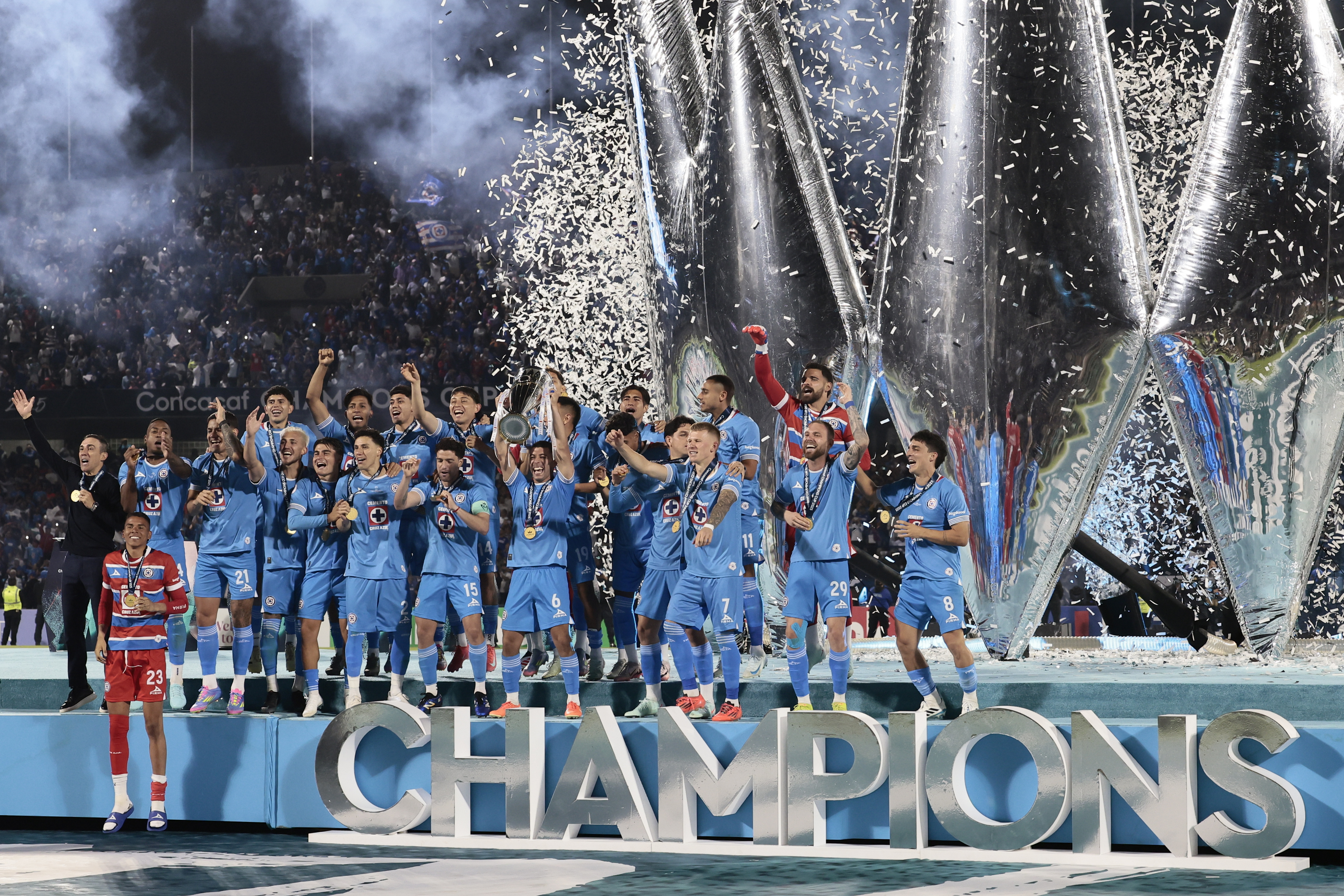 MEX4001. CIUDAD DE MÉXICO (MÉXICO), 01/06/2025.- Los jugadores de Cruz Azul celebran tras ganar la final de la Concacaf Champions Cup ante Vancouver Whitecaps este domingo, en el estadio Olímpico Universitario de Ciudad de México (México). Cruz Azul goleó por 5-0 al Vancouver Whitecaps canadiense para ganar el título de la Copa de campeones de la Concacaf, su séptimo título en el torneo. EFE/ José Méndez