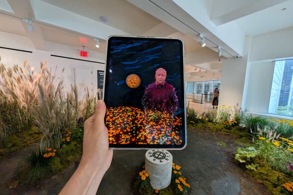 Una persona prueba una de las obras del Programa Inmersivo del festival de Tribeca en el edificio Water Street Associates este jueves, en Nueva York (Estados Unidos), en junio. (Foto Prensa Libre: EFE)