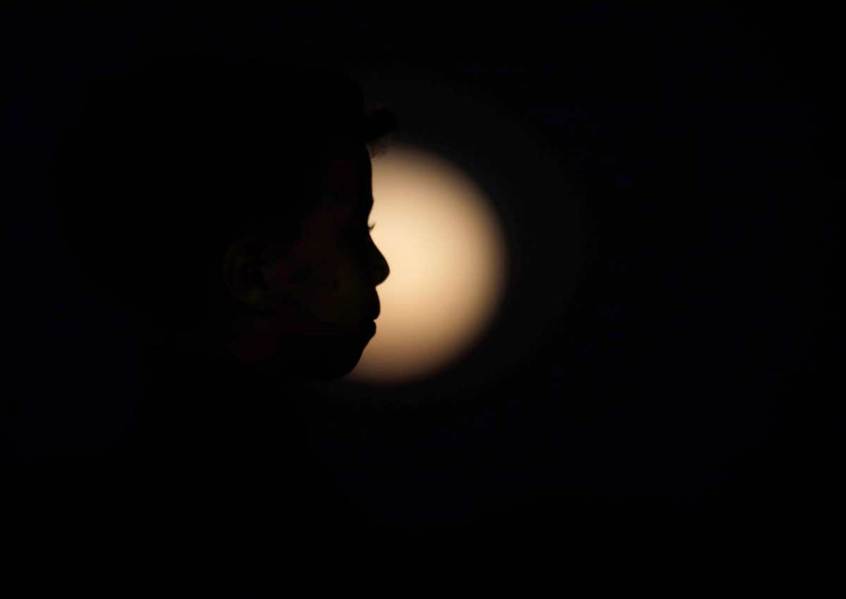 El nombre peculiar "luna de fresa" se da porque las tribus indígenas se inspiraron en las bayas dulces como las fresas que alcanzan su punto perfecto en esta época del año. (Foto Prensa Libre: EFE)