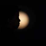 El nombre peculiar "luna de fresa" se da porque las tribus indígenas se inspiraron en las bayas dulces como las fresas que alcanzan su punto perfecto en esta época del año. (Foto Prensa Libre: EFE)