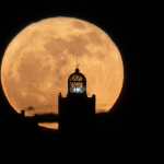 Una imagen de la luna de fresa de 2025. Así es llamada la Luna llena de junio porque en ese tiempo se cosechan estos frutos en Estados Unidos. (Foto Prensa Libre: EFE)