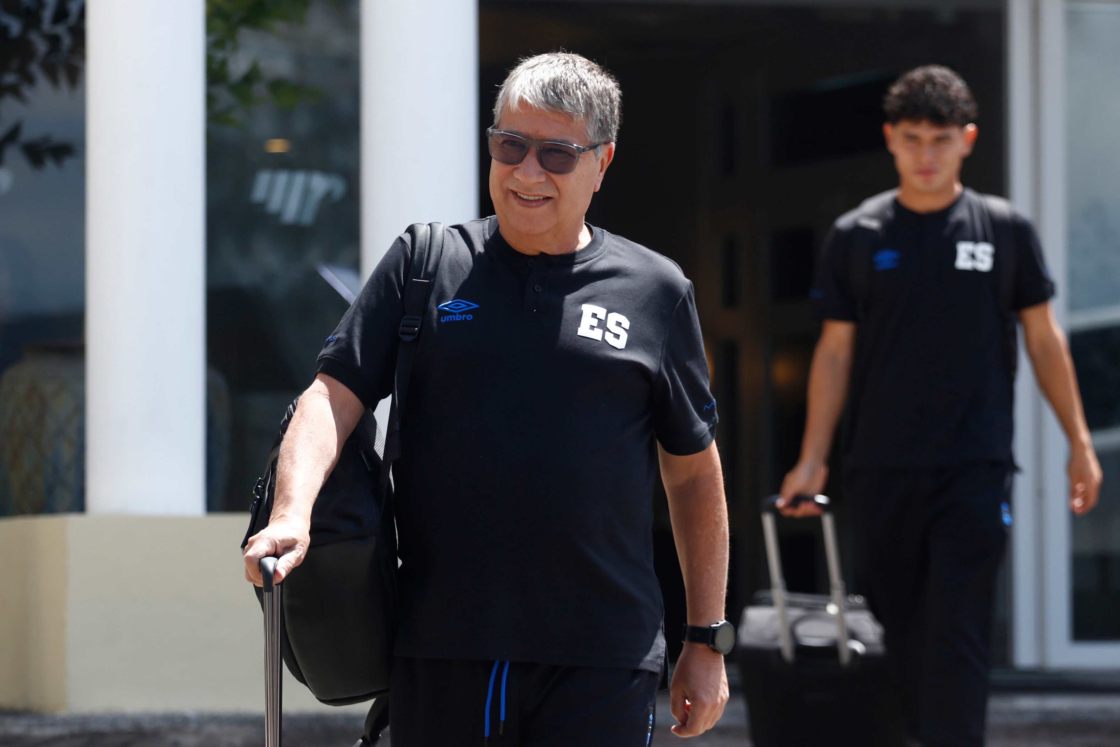 The technical director of the selection of El Salvador, Hernán Darío Gómez, with the concentration of his team.