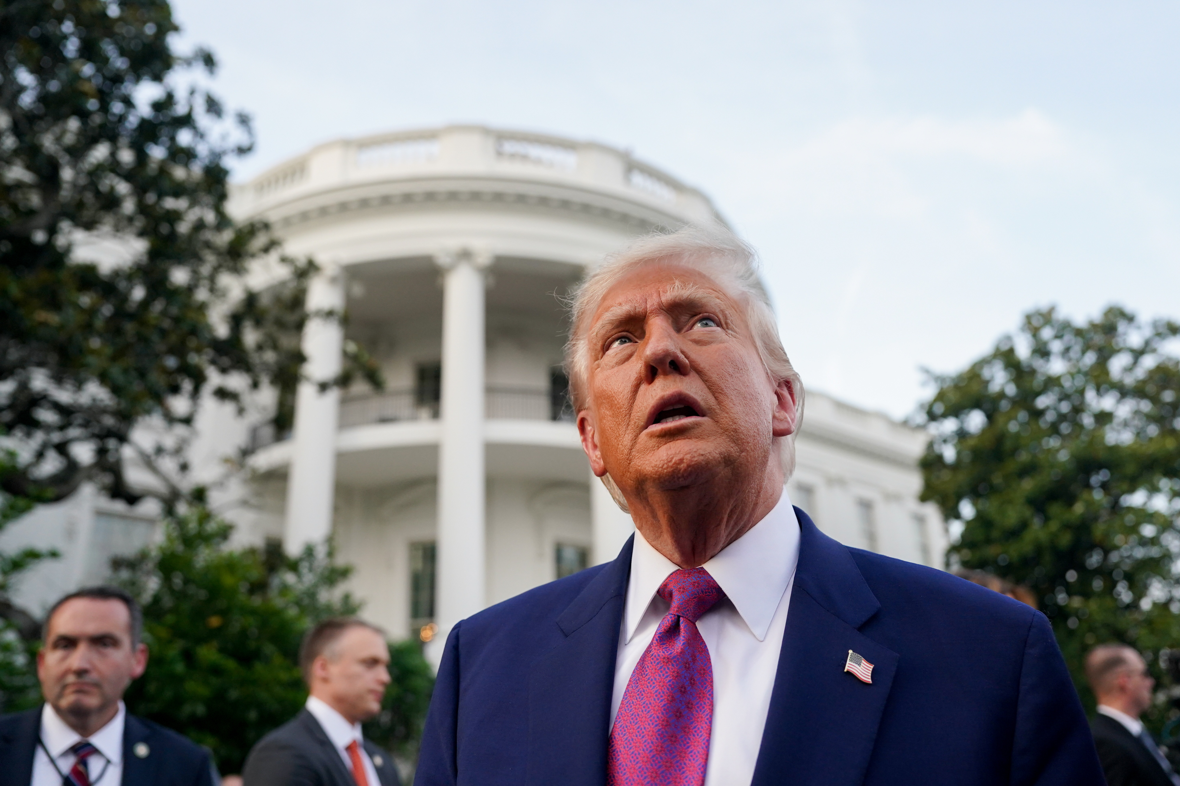 Juez ordena a Trump devolver el control de la Guardia Nacional a California