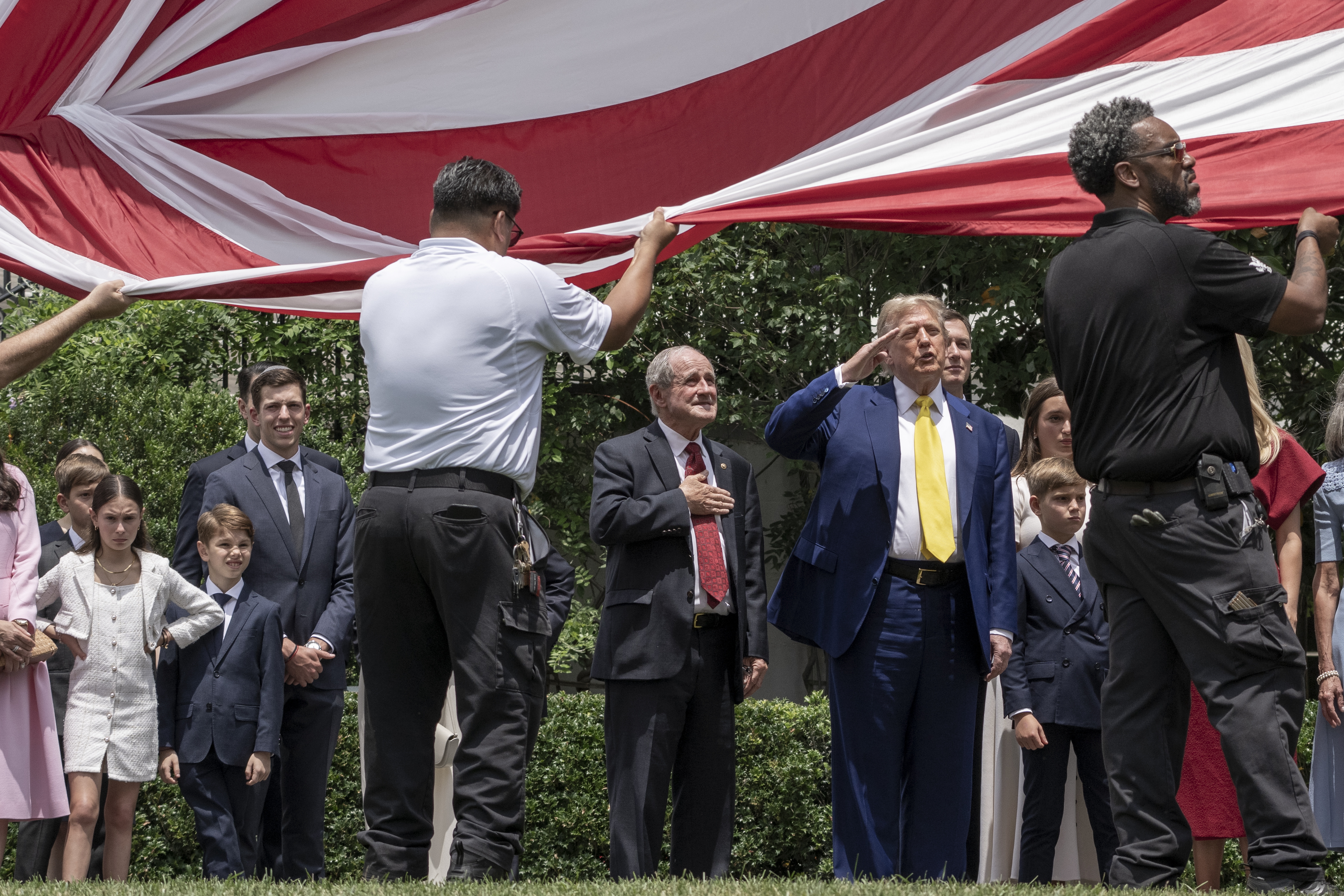 Se instala una nueva asta en el jardín sur de la Casa Blanca