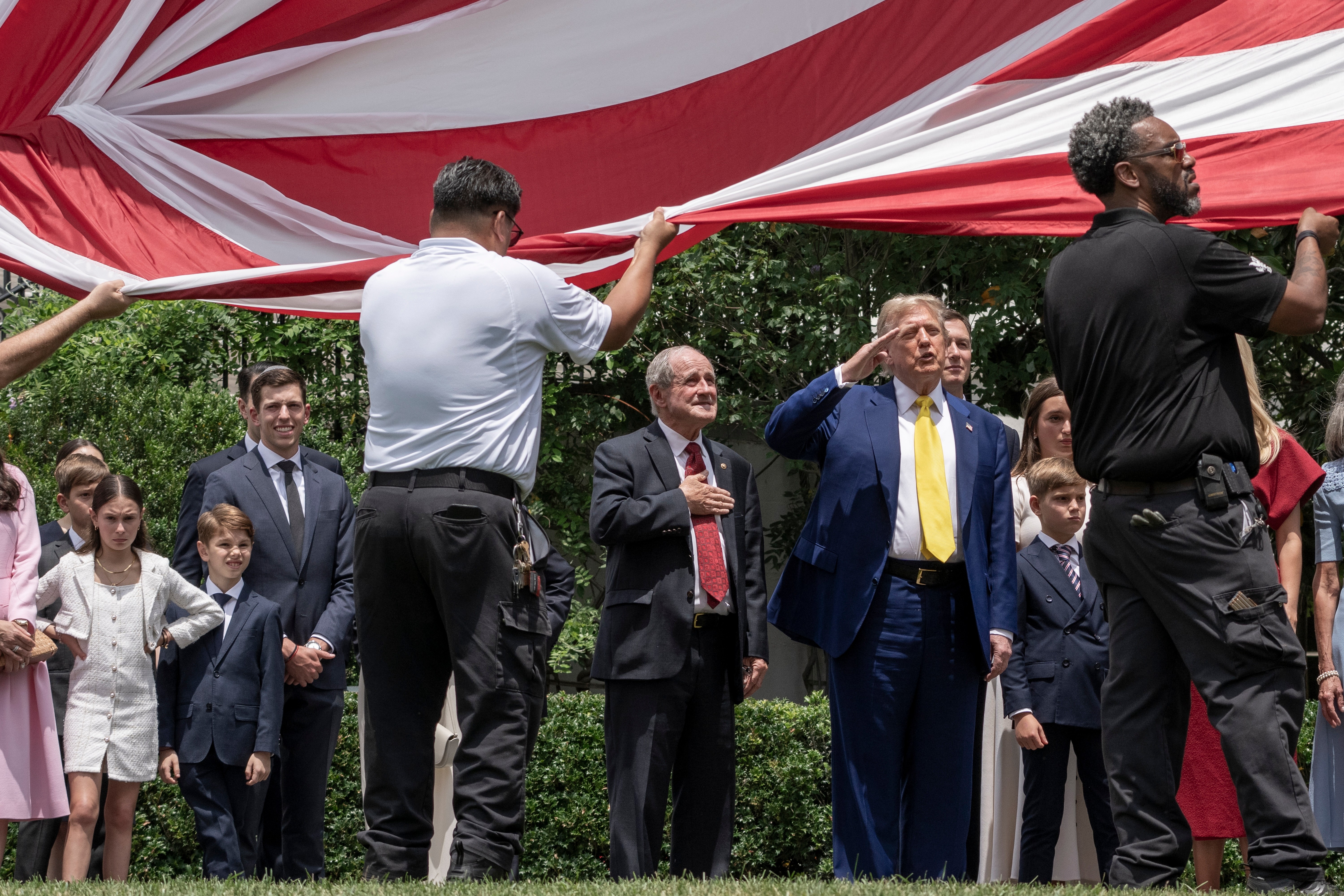 Trump exhibe dos bandera gigantes en la Casa Blanca en medio de la ...