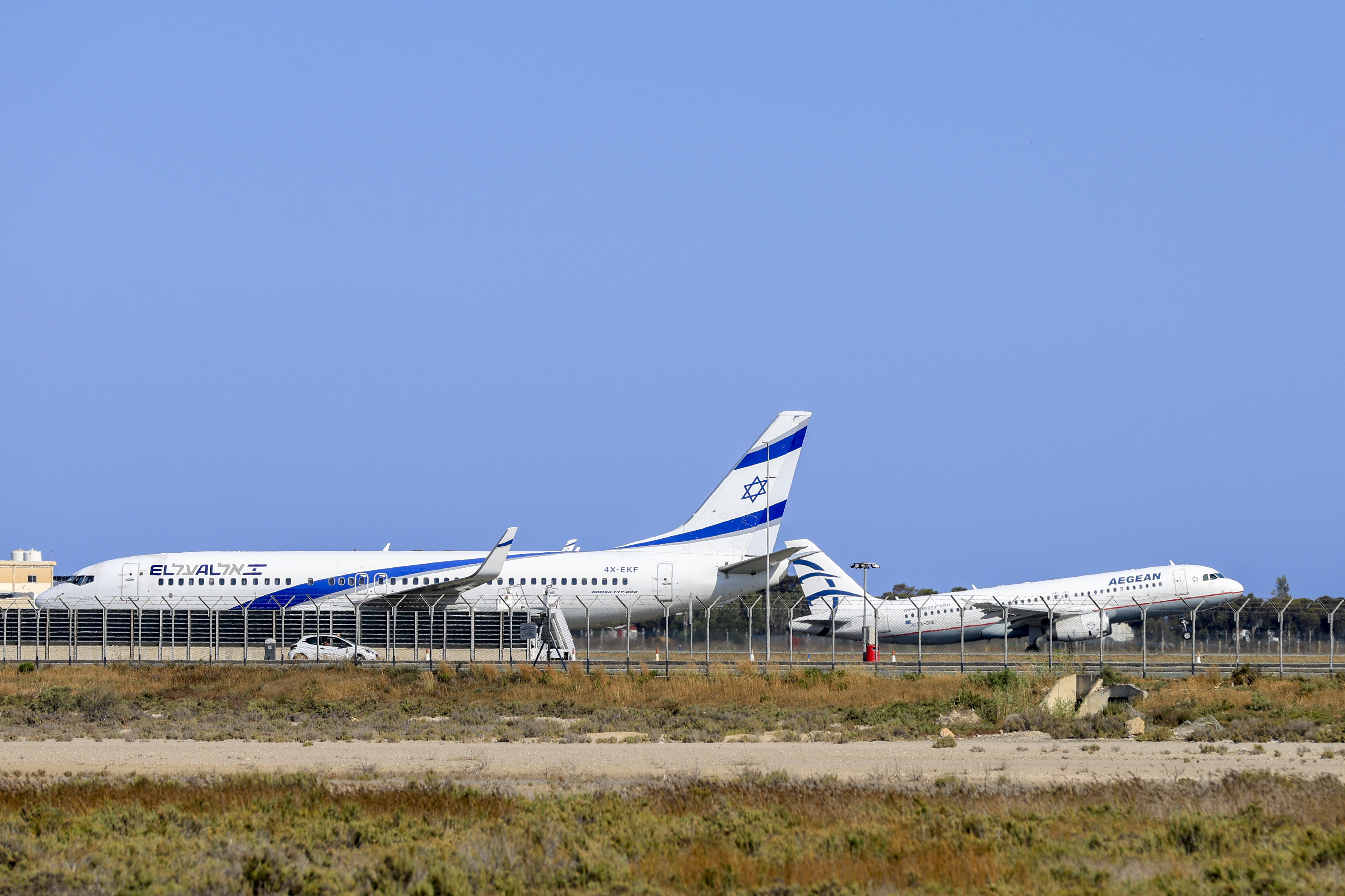 Larnaca (Cyprus), 19/06/2025.- An israeli El Al commercial jet evacuated during the ongoing war between Israel and Iran, is parked on the tarmac at Larnaca International airport, in Larnaca, Cyprus, 19 June 2025. Israel and Iran have been exchanging fire since Israel launched strikes across Iran on 13 June 2025 as part of Operation 'Rising Lion.' (Chipre) EFE/EPA/ALEX MITA