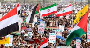 SANAA (Yemen), 20/06/2025.- Houthi supporters hold anti-US and Israel placards and wave the flags of the Iran-backed axis of resistance during a protest against the Israeli airstrikes on Iran, in Sana'a, Yemen, 20 June 2025. Thousands of Houthi supporters demonstrated in Sana'a in solidarity with the Iranian people amid the recent military escalation between Israel and Iran. Houthi leader Abdul-Malik al-Houthi has pledged, in a televised speech, full support for Iran and Gaza in response to the Israeli military operations, vowing that his groups missile attacks against Israel, including maritime actions, would continue.  (Protestas) EFE/EPA/YAHYA ARHAB