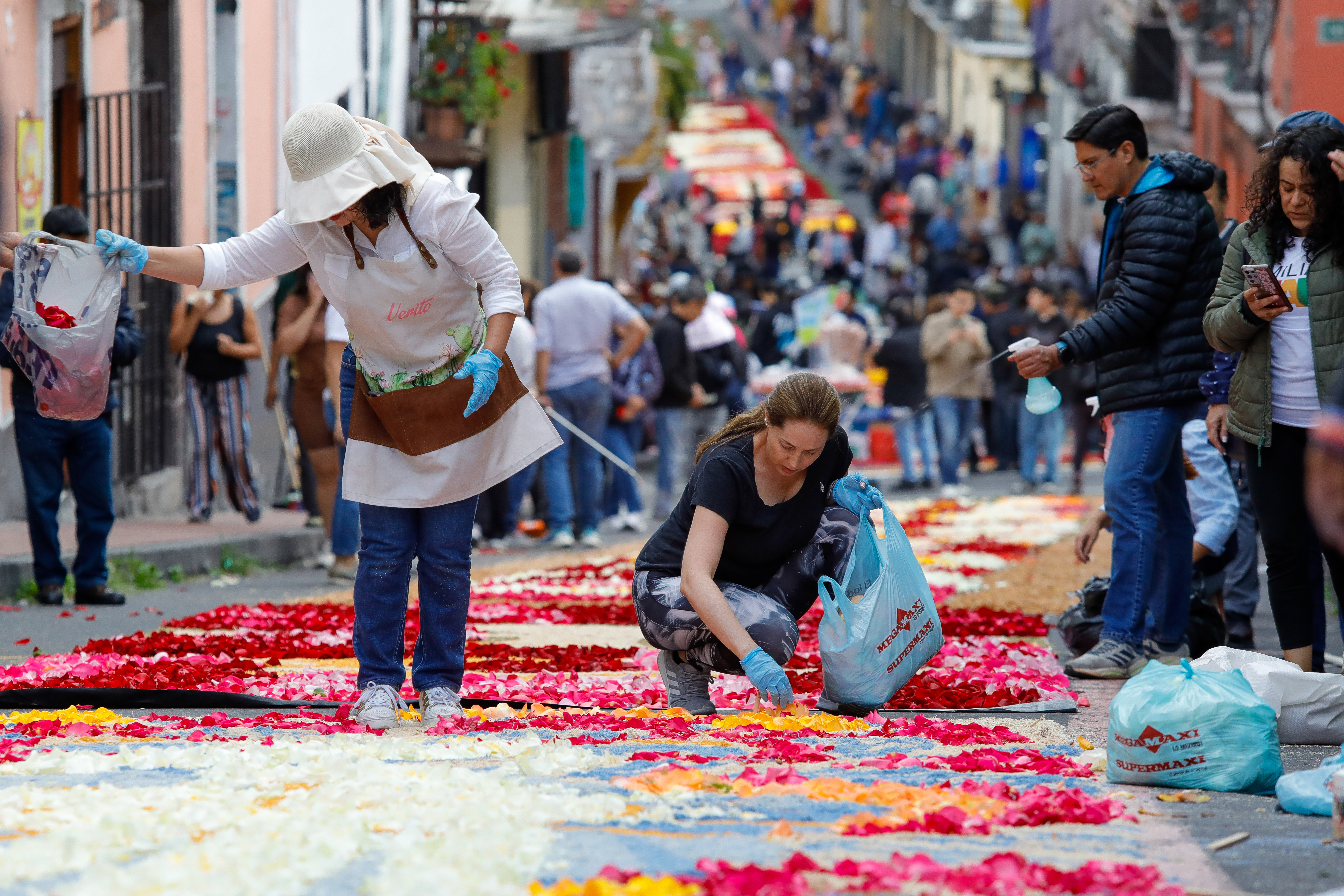 Las alfombras son parte de las tradiciones de los católicos durante Cuaresma y Semana Santa. (Foto Prensa Libre: EFE)