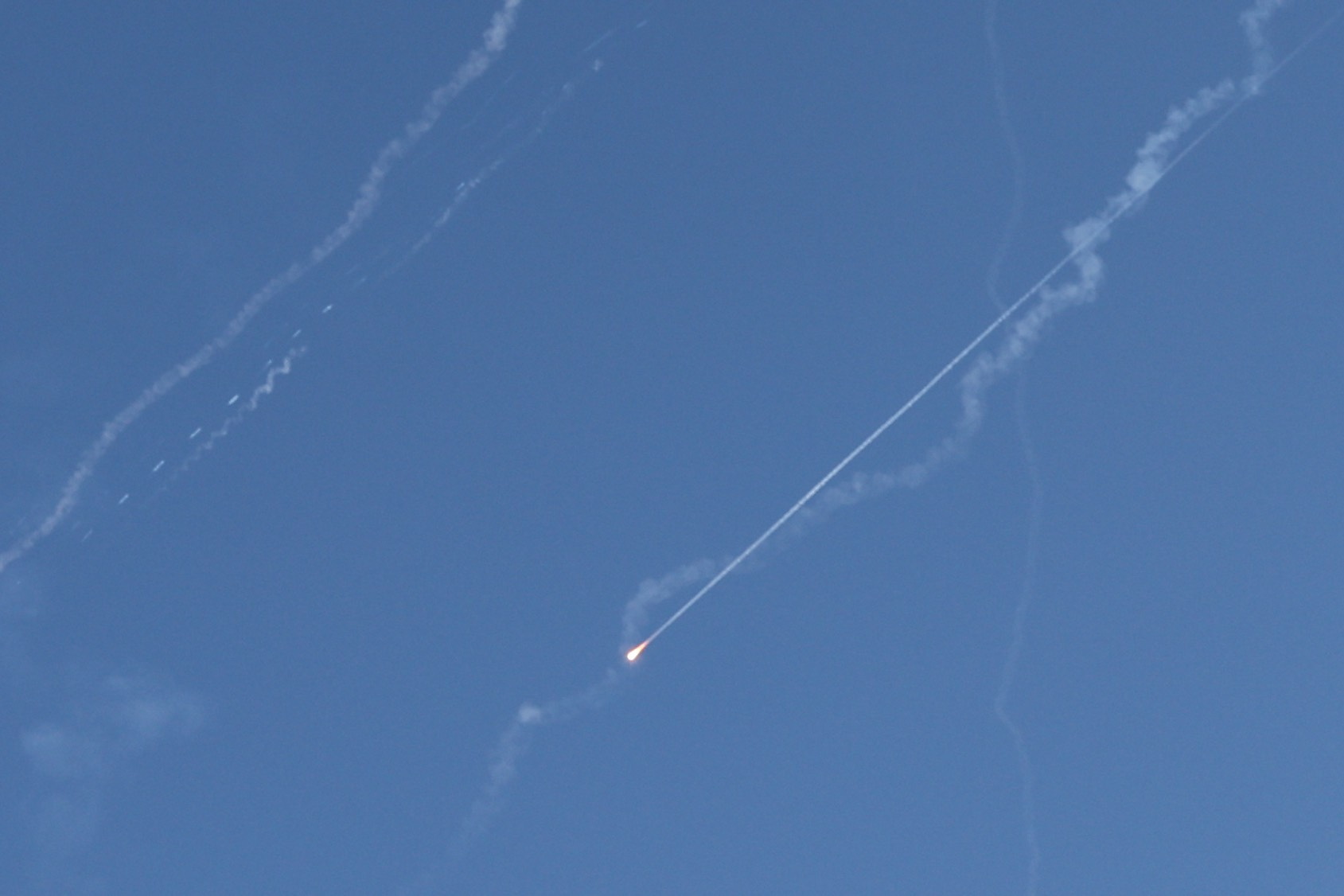 La defensa antimisiles de Israel intenta interceptar un misil balístico visto sobre Jerusalén, Israel. (Foto Prensa Libre: EFE)