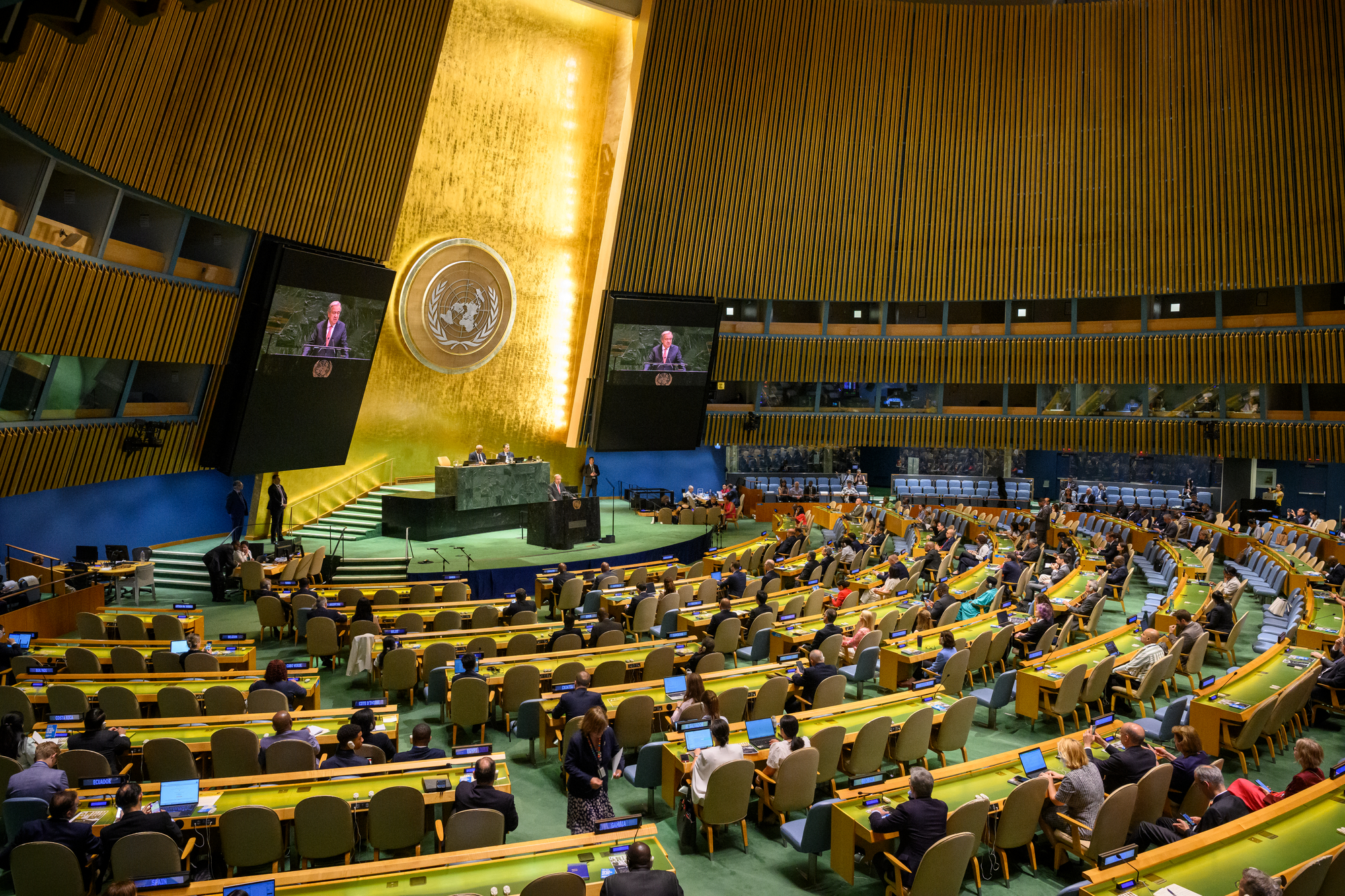 USA3515. NUEVA YORK (ESTADOS UNIDOS), 26/06/2025.- Fotografía cedida por la ONU donde aparece su secretario general, António Guterres (c), hablando frente a la Asamblea General este jueves, en Nueva York (Estados Unidos). Guterres lamentó que, al cumplirse este día el 80 aniversario de la firma de la carta de Naciones Unidas, este documento fundacional sufre "ataques contra sus objetivos y principios como nunca antes". EFE/ Loey Felipe/ ONU /SOLO USO EDITORIAL/ NO VENTAS/ SOLO DISPONIBLE PARA ILUSTRAR LA NOTICIA QUE ACOMPAÑA (CRÉDITO OBLIGATORIO)
