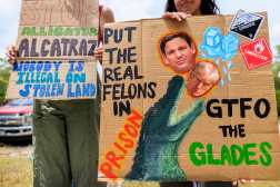 OCHOPEE (United States), 28/06/2025.- Activists attend the 'Stop Alligator Alcatraz' protest in front of the entrance of the Dade-Collier Training and Transition Airport in Ochopee, Florida, USA, 28 June 2025.The construction of an ICE detention center on the Dade-Collier Training and Transition Airport airfield surrounded by wetlands, that will house up to 1,000 detainees, has begun. Florida's Governor Ron DeSantis called the new center 'Alligator Alcatraz' and said deportation flights could also take off from the airfield, which was previously used for military and law enforcement training. (Protestas) EFE/EPA/CRISTOBAL HERRERA-ULASHKEVICH