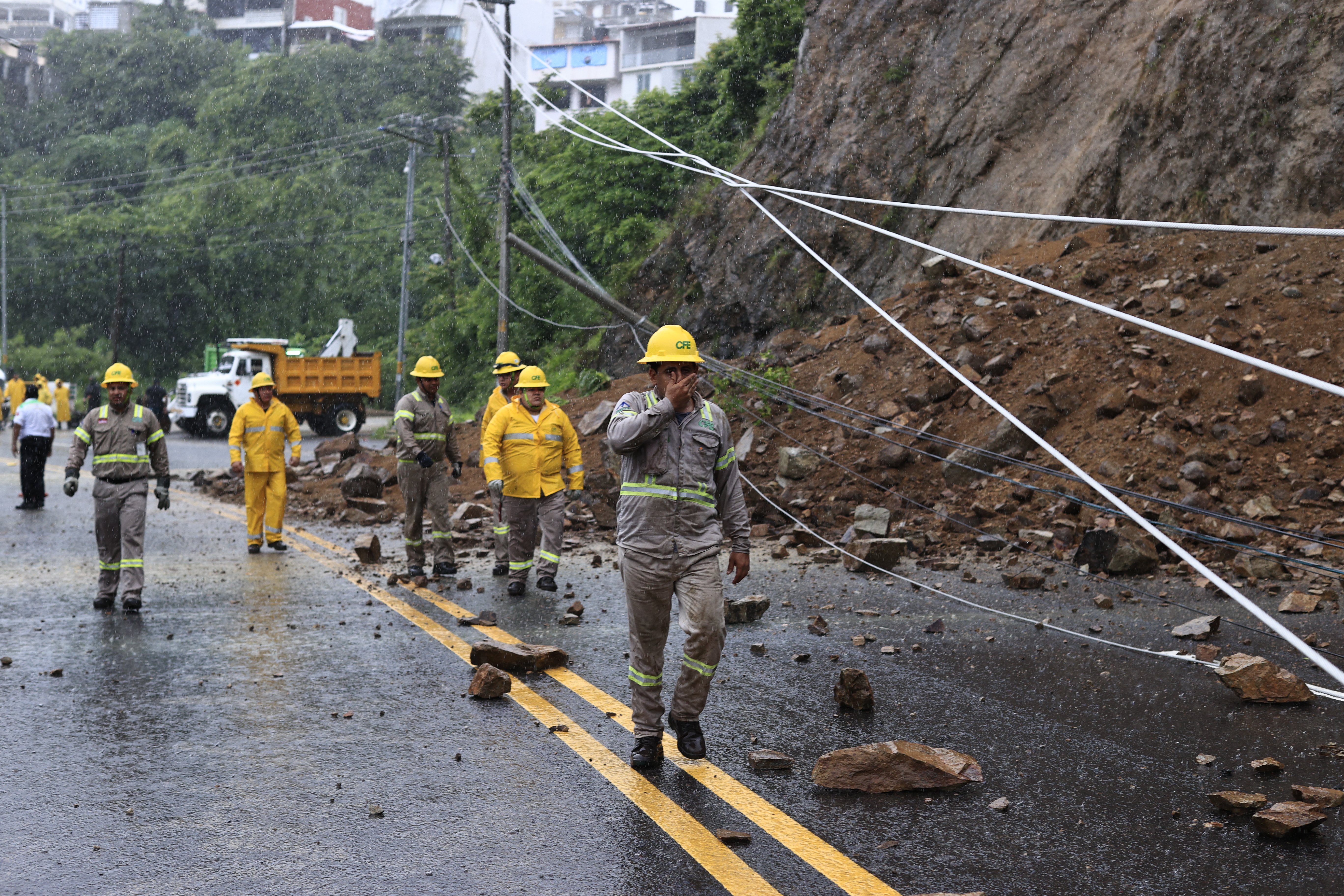 El huracán Flossie, formada en el océano Pacífico, causa lluvias en en Jalisco, Colima, Michoacán y Oaxaca, provocando derrumbes en carreteras. (Foto Prensa Libre: EFE/ David Guzmán).
