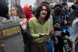 Migrantes denunciaron que funcionarios de ICE detuvieron a las personas que acudían a citas de trámites migratorios. (Foto Prensa Libre: AFP)